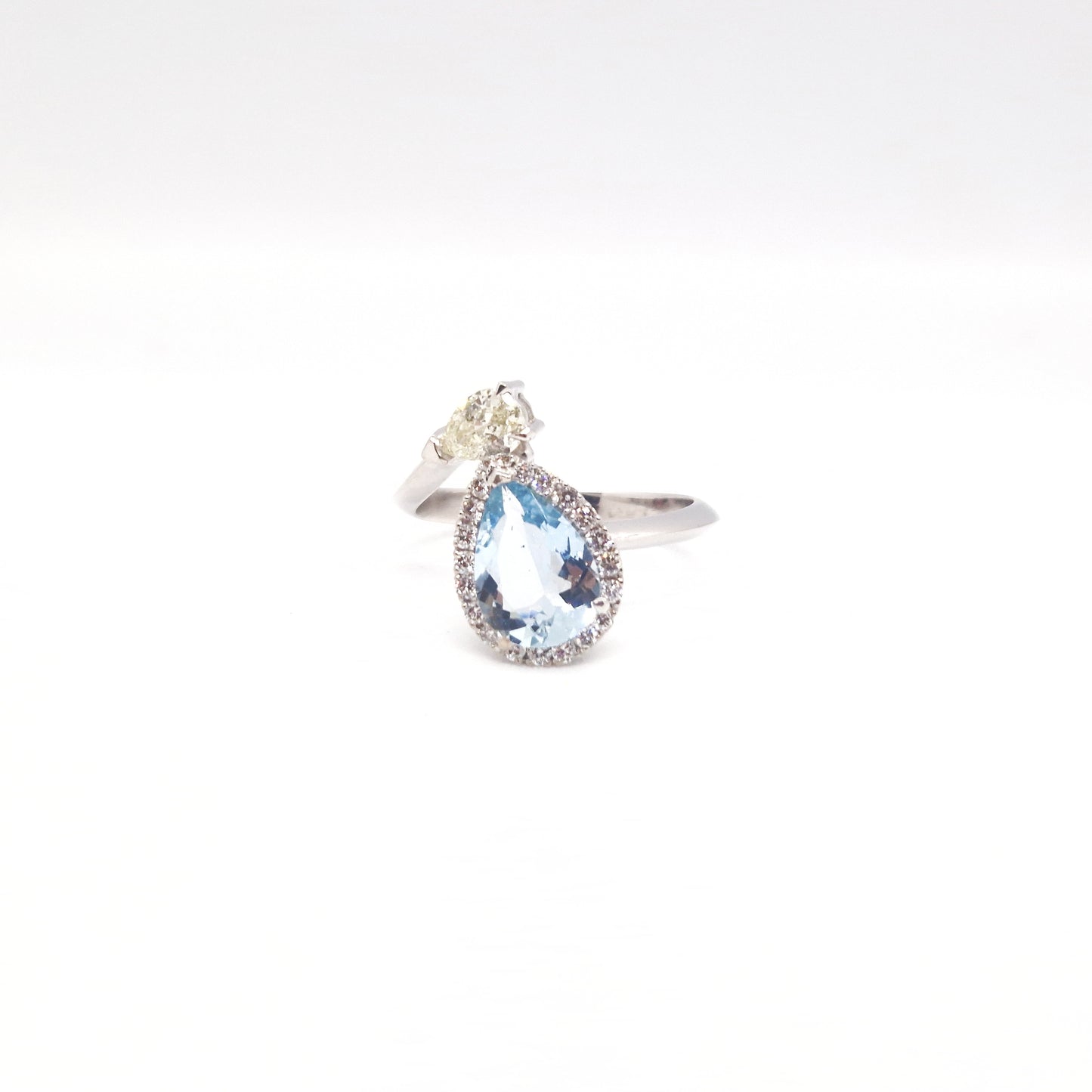 Anello con acquamarina a goccia e diamanti in oro bianco 18 kt