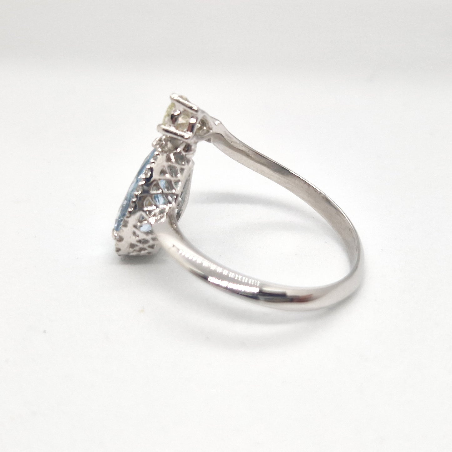 Anello con acquamarina a goccia e diamanti in oro bianco 18 kt