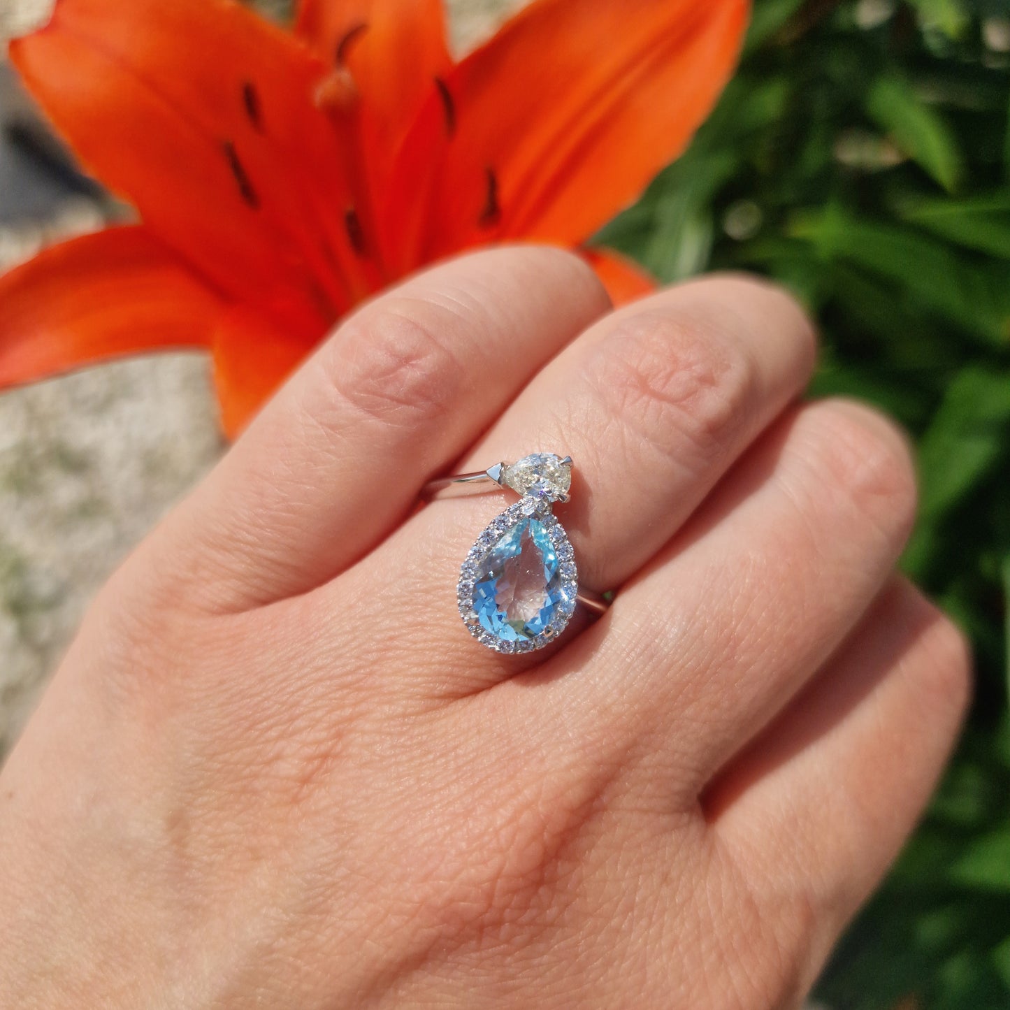Anello con acquamarina a goccia e diamanti in oro bianco 18 kt