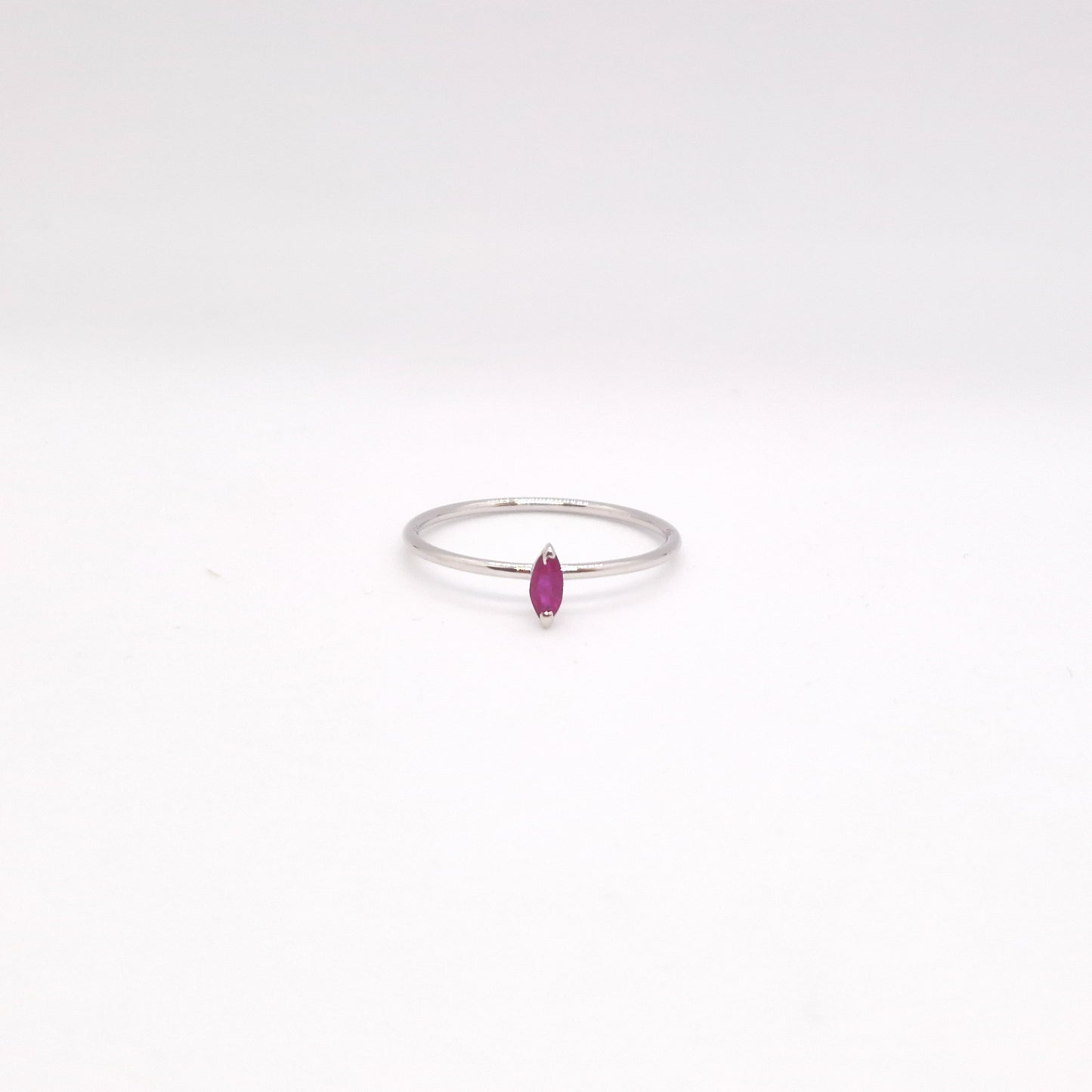 Anello rubino di forma a navette in oro bianco 18 kt