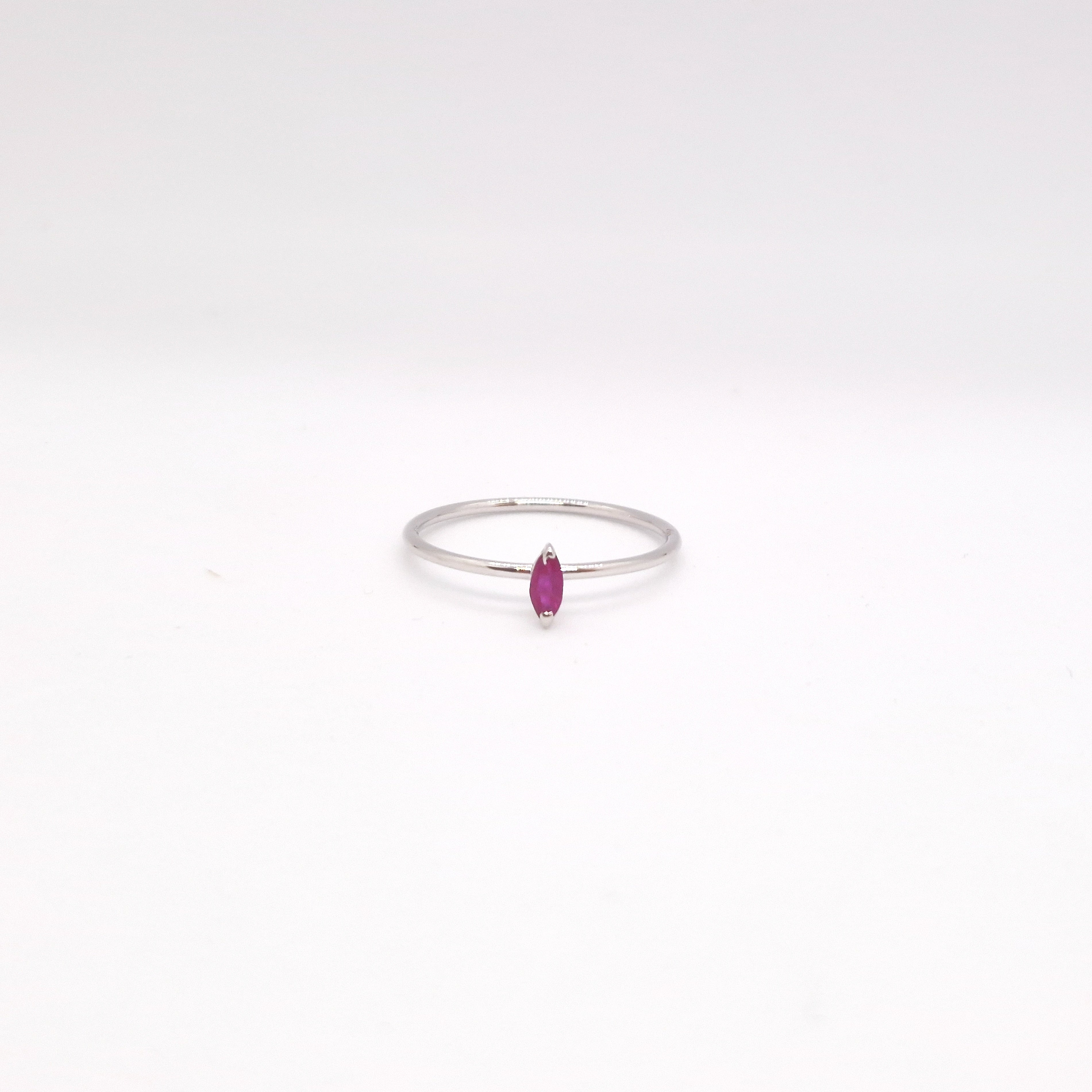 Anello rubino di forma a navette in oro bianco 18 kt