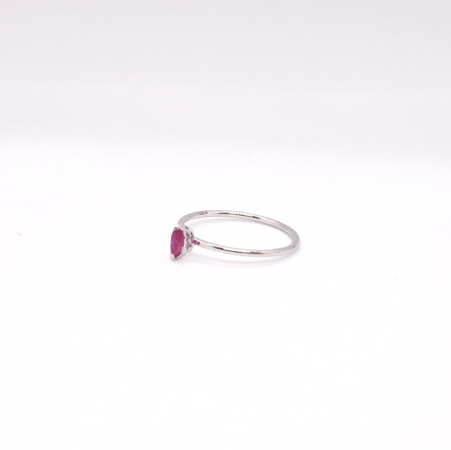 Anello rubino di forma a navette in oro bianco 18 kt