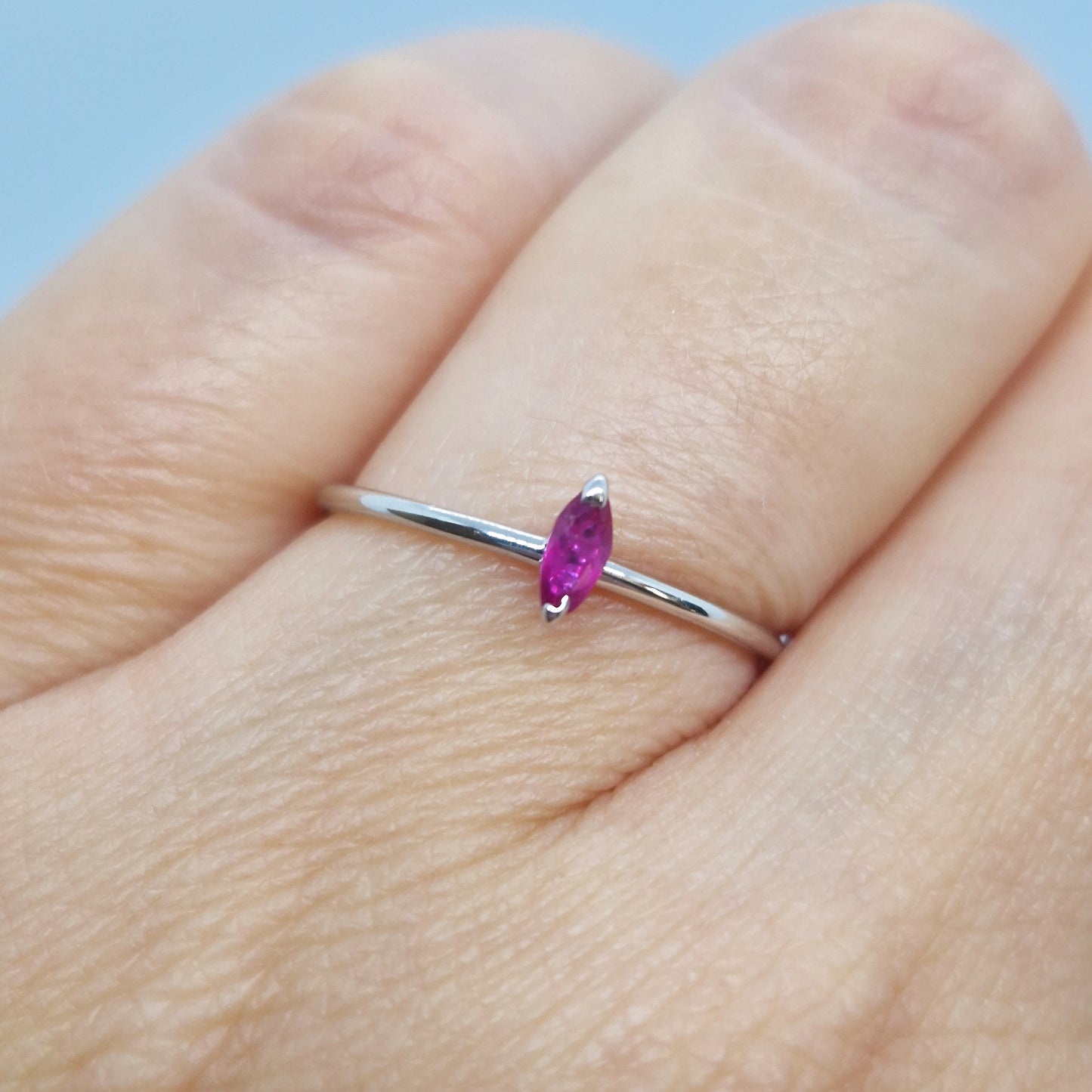 Anello rubino di forma a navette in oro bianco 18 kt
