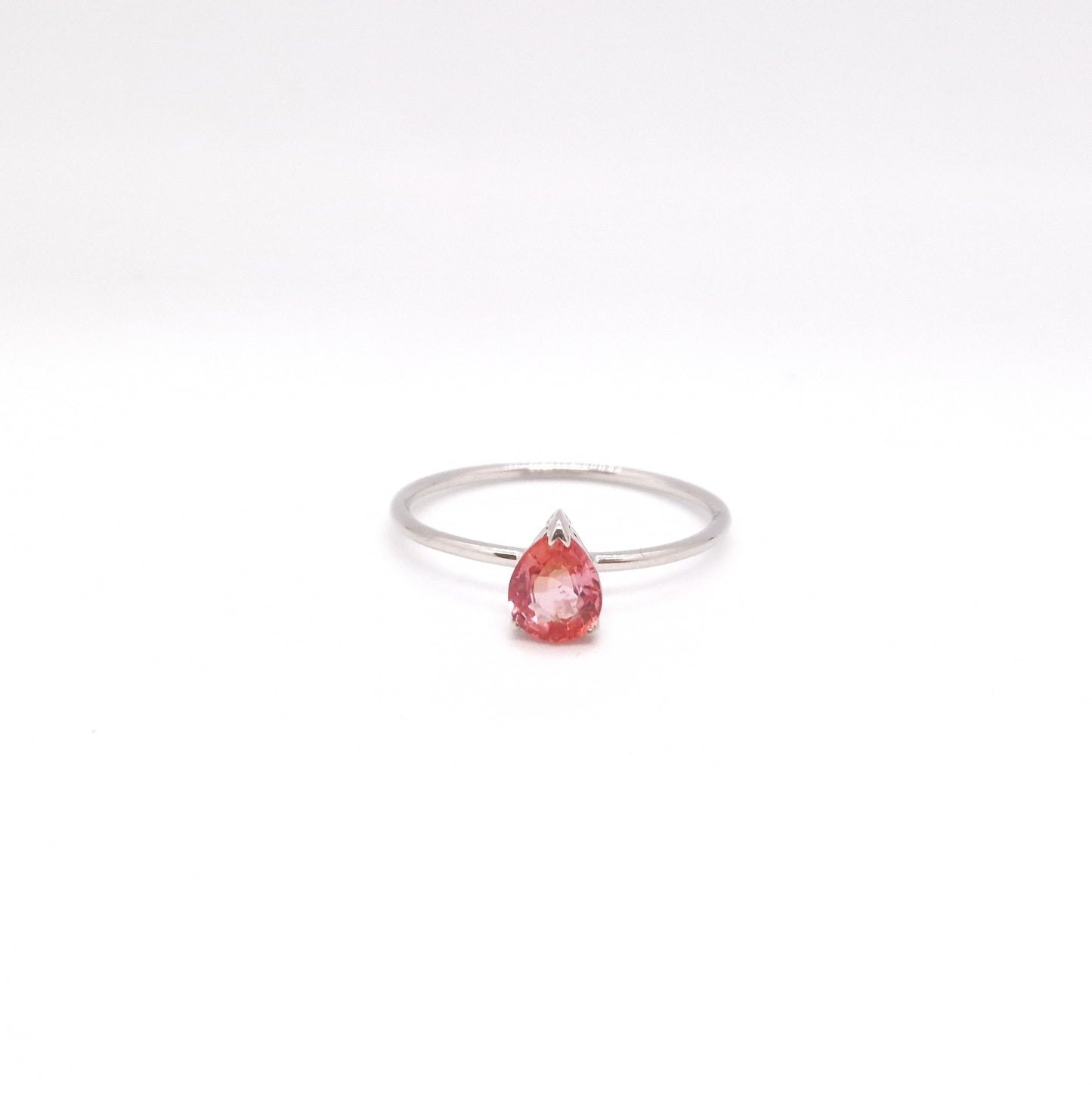 Anello corindone rosa a goccia in oro bianco 18 kt
