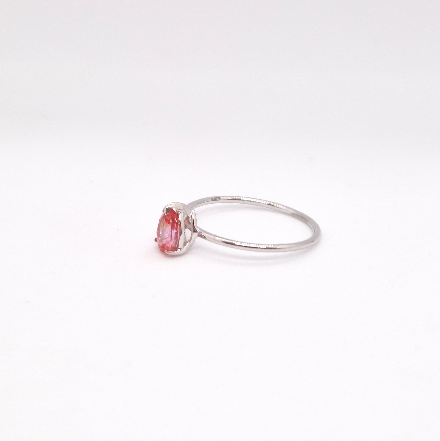 Anello corindone rosa a goccia in oro bianco 18 kt