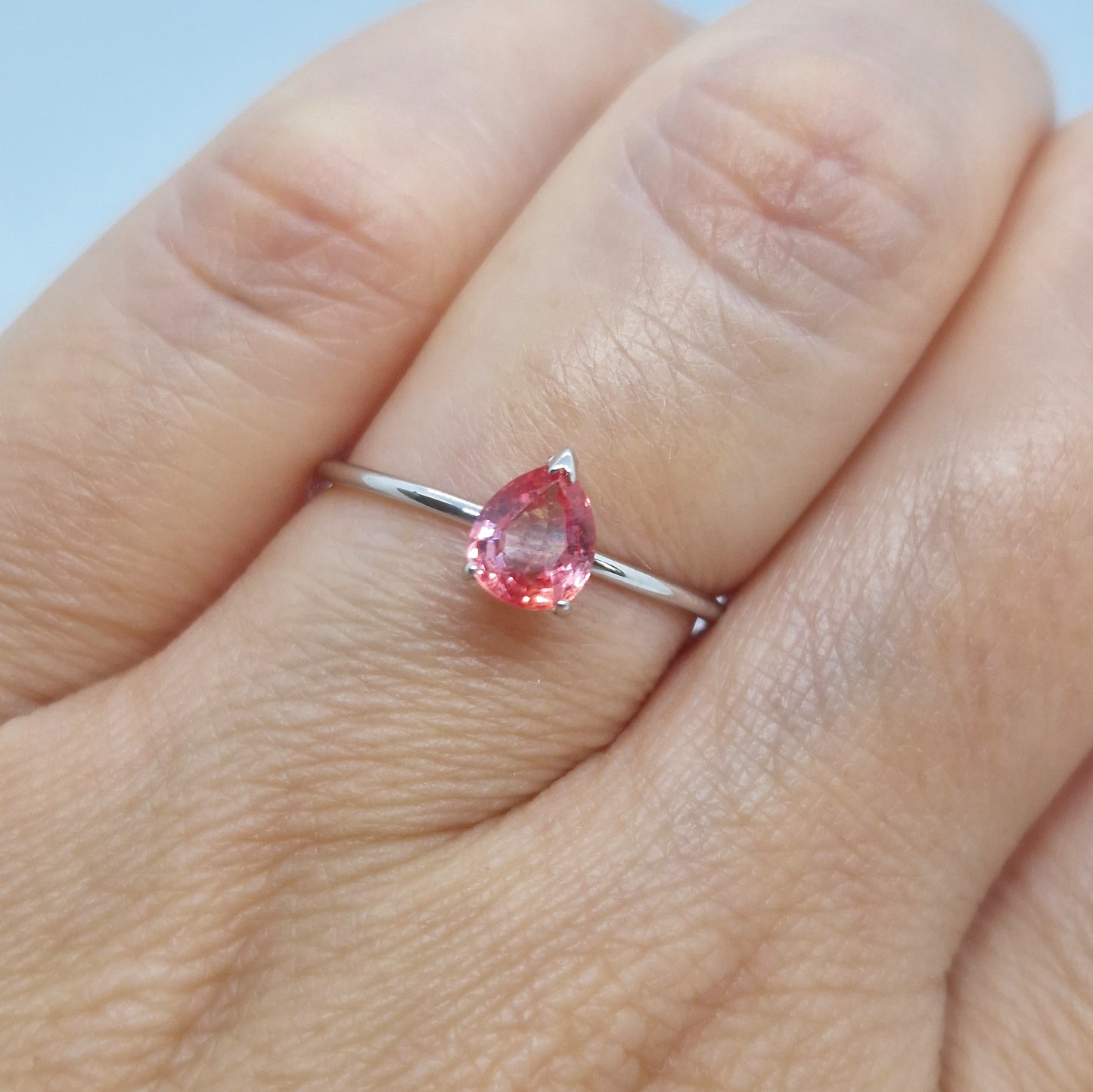 Anello corindone rosa a goccia in oro bianco 18 kt