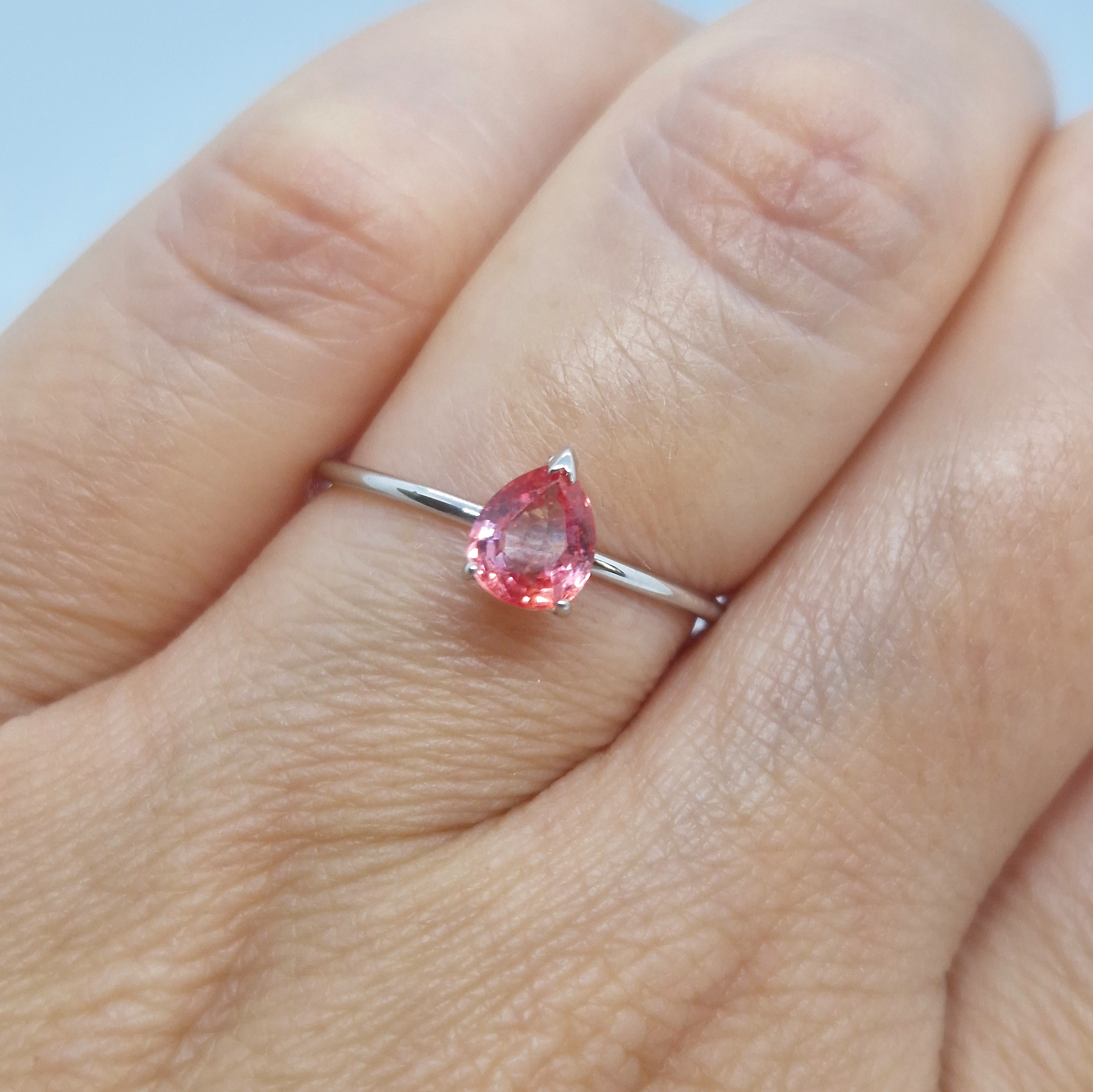 Anello corindone rosa a goccia in oro bianco 18 kt