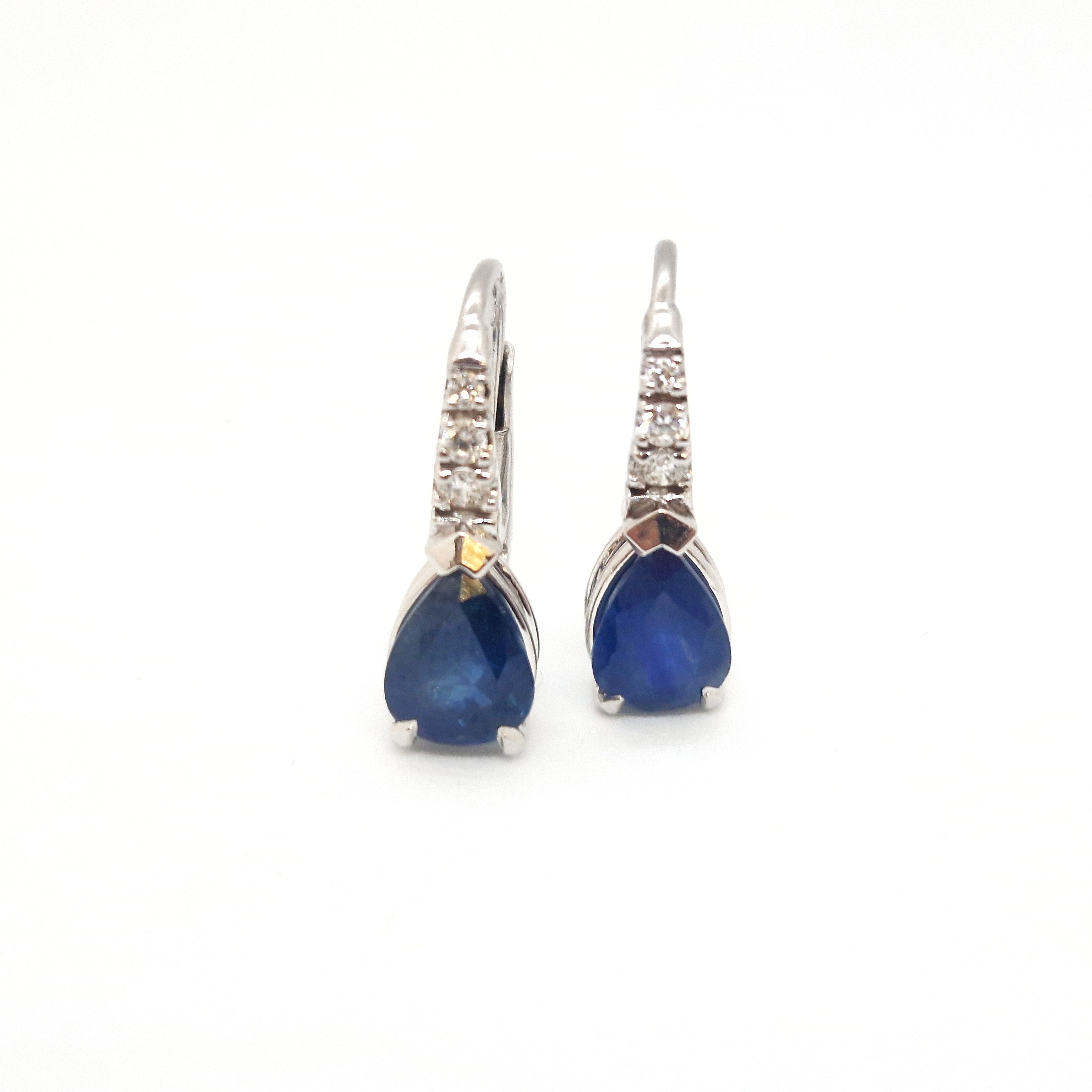 Orecchini con zaffiro blu e diamanti in oro bianco 18 kt