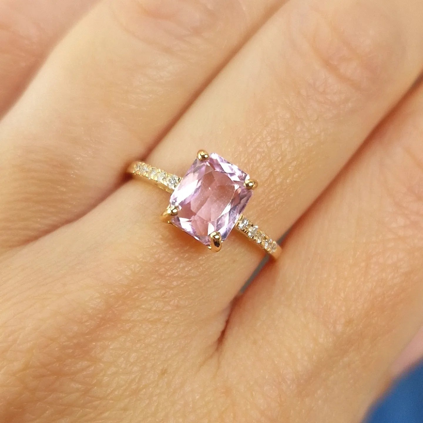 Anello con kunzite e diamanti in oro giallo 18 carati