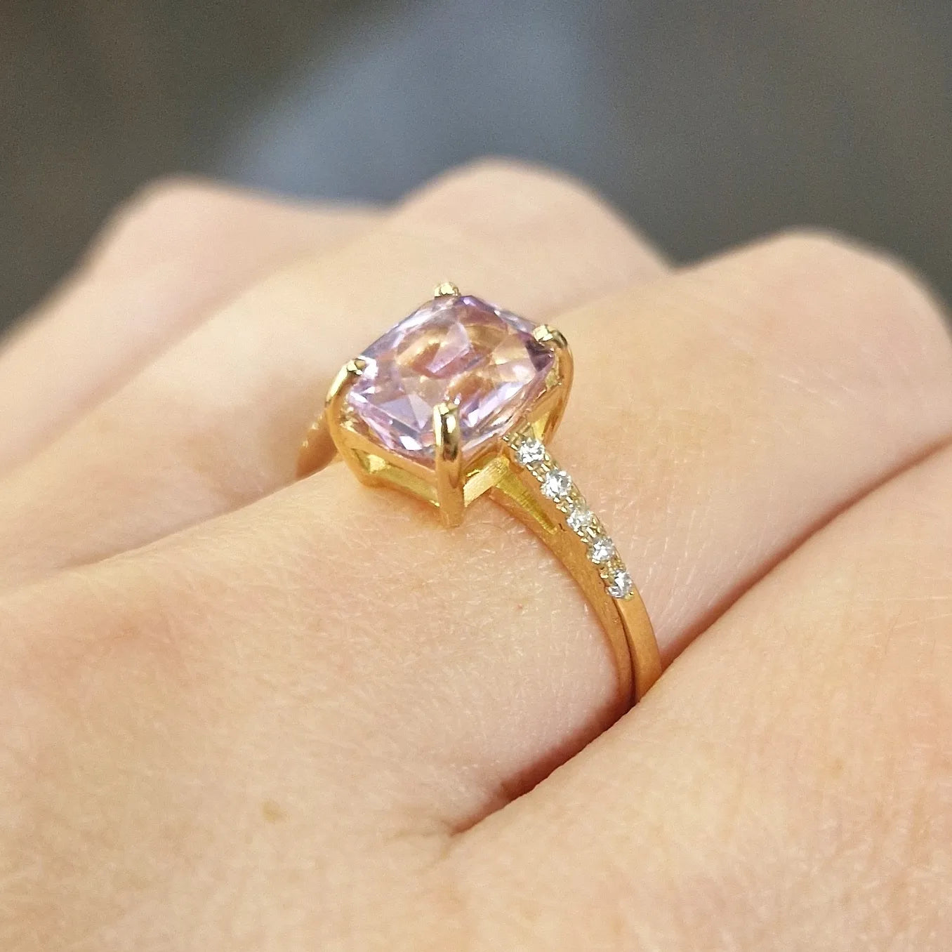 Anello con kunzite e diamanti in oro giallo 18 carati