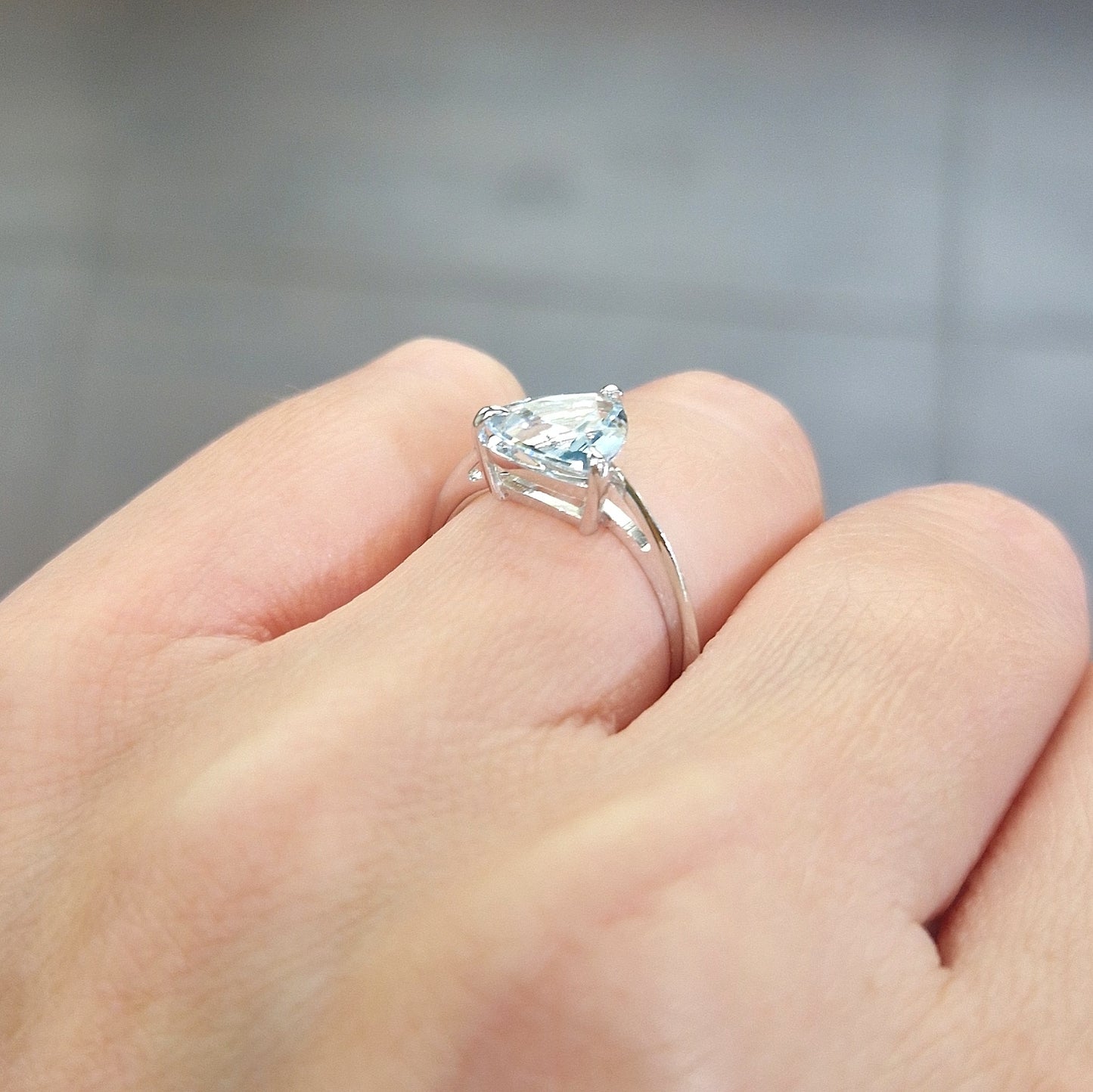 Anello con acquamarina trillion in oro bianco 18 kt