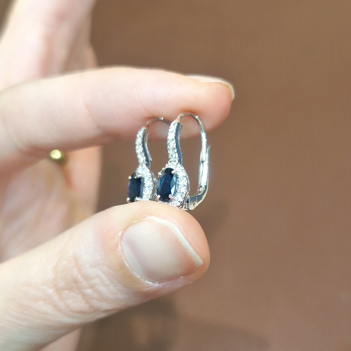 Orecchini con zaffiri in oro bianco e diamanti