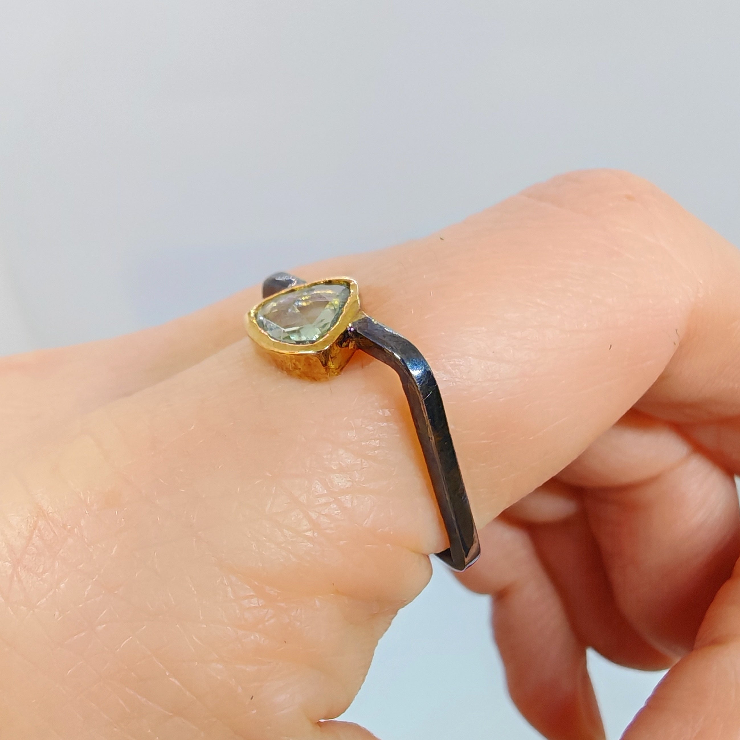 Anello in argento 925 e oro 18 kt con corindone