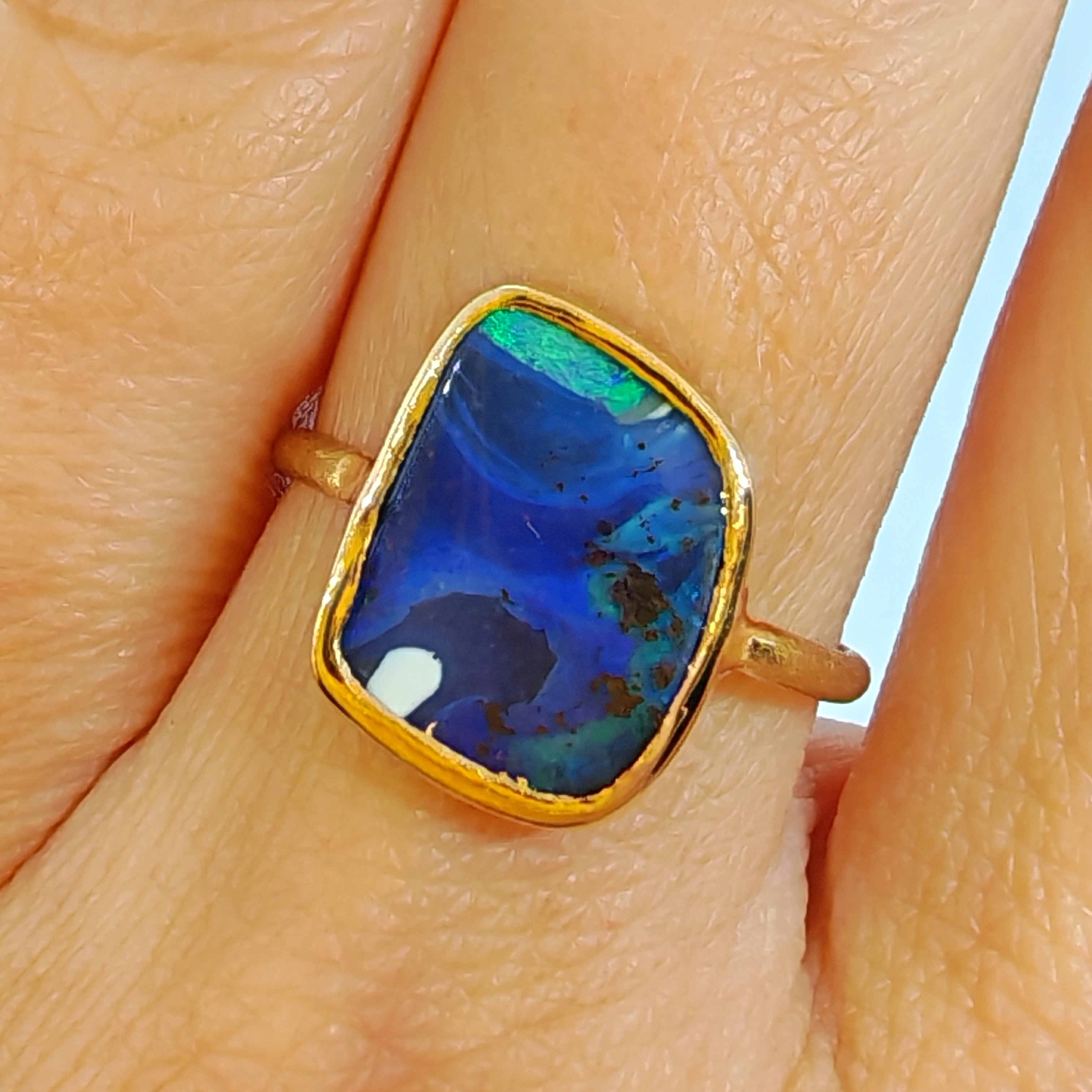 Anello con opale boulder in oro giallo 18 kt