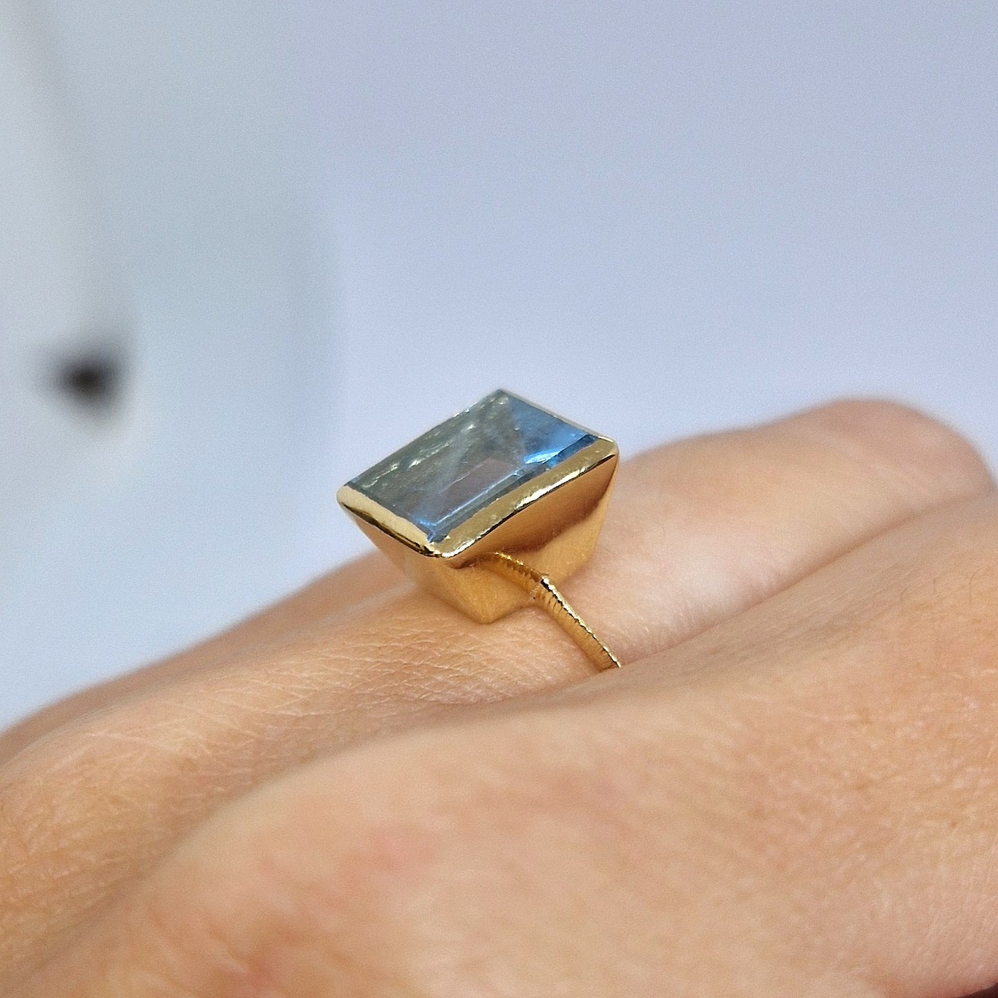 Anello con acquamarina rettangola in oro giallo 18 kt