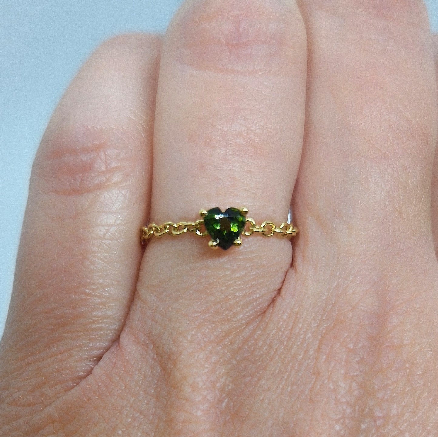 Anello con catena roló morbida in oro giallo 18 kt e peridoto