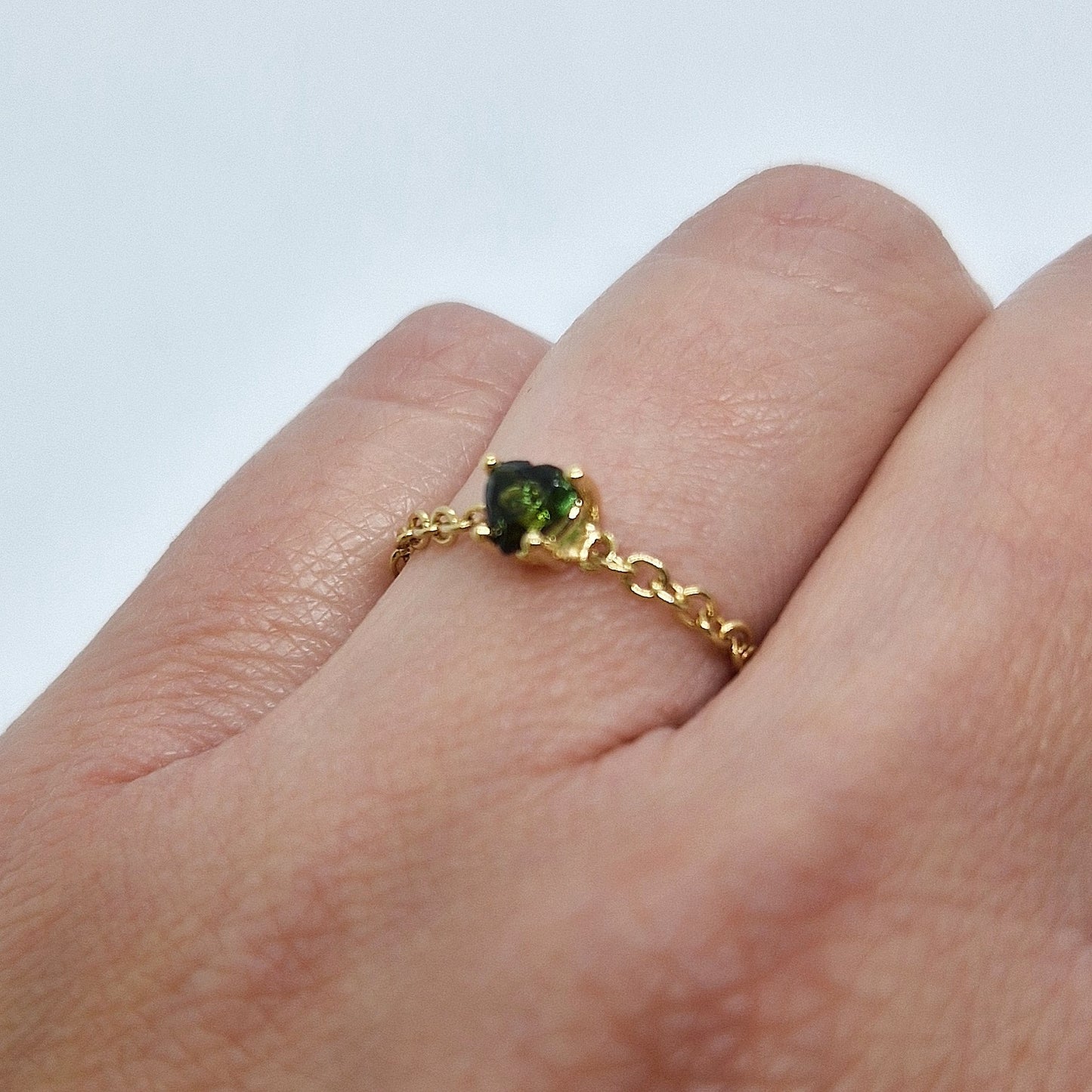 Anello con catena roló morbida in oro giallo 18 kt e peridoto