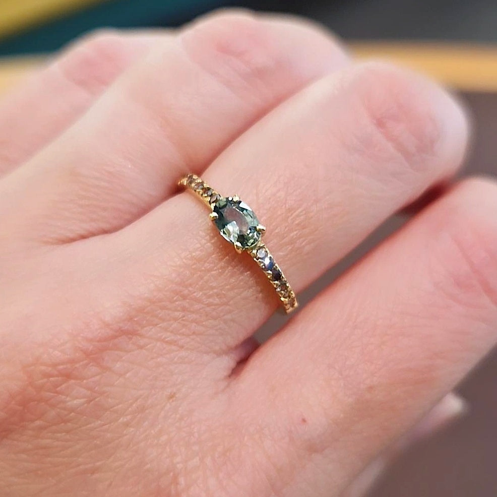 Anello con corindone verde e diamanti brown in oro rosa 18 kt