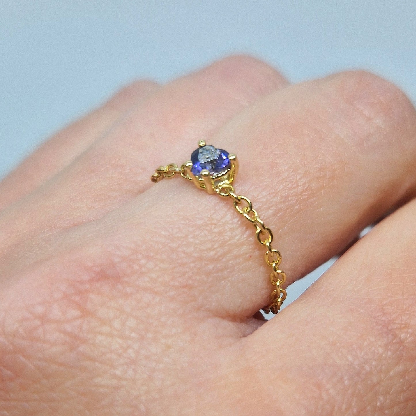 Anello con catena roló morbida in oro giallo 18 kt e iolite