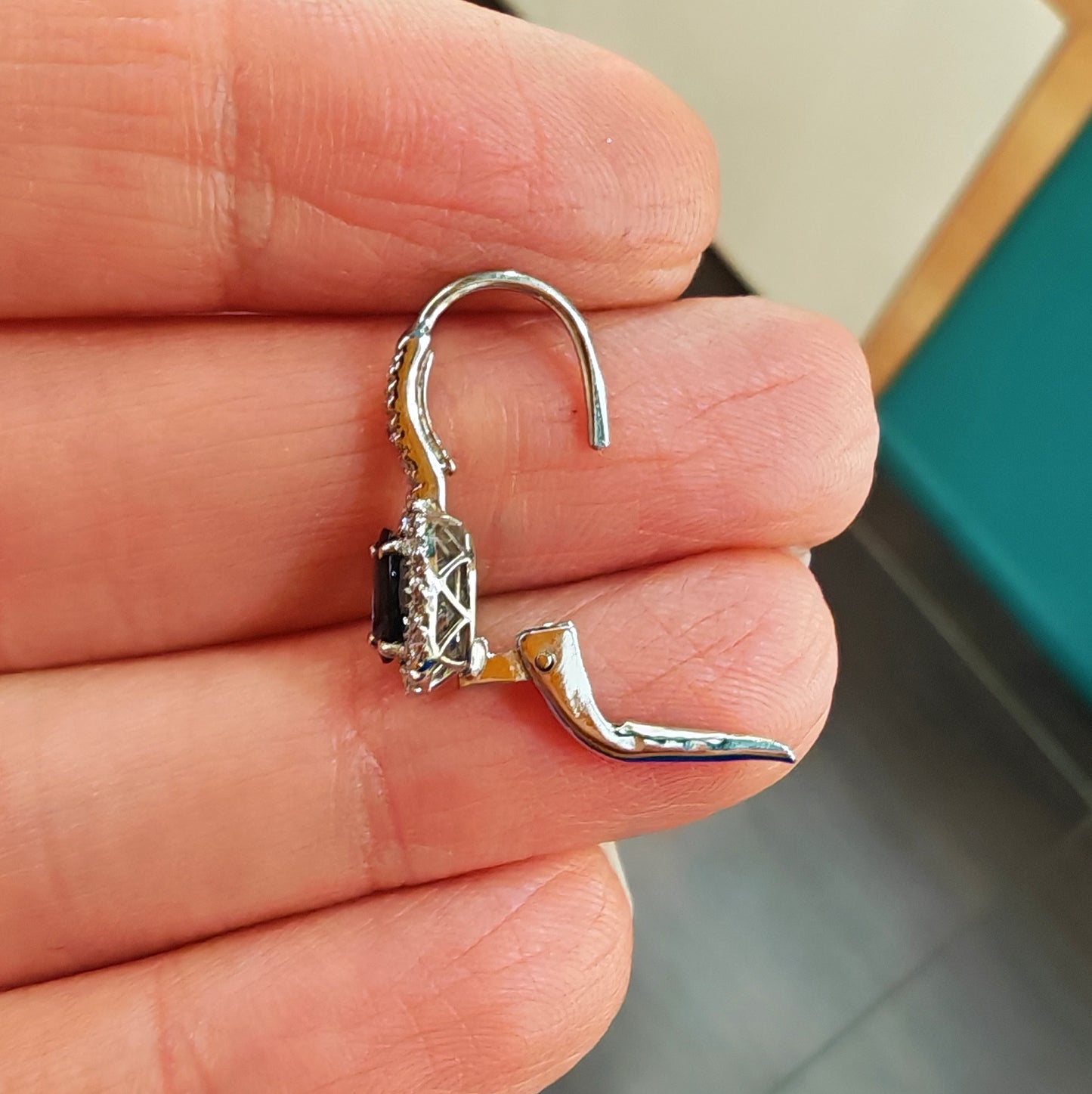 Orecchini in oro bianco 18 kt con zaffiri e diamanti