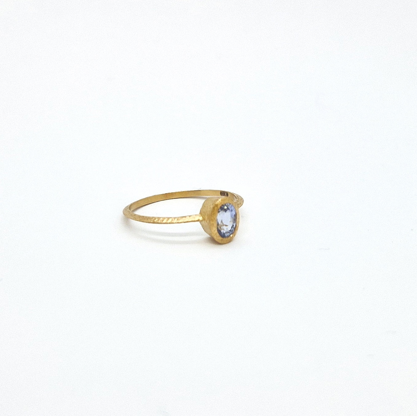 Anello con zaffiro in oro giallo 18 kt