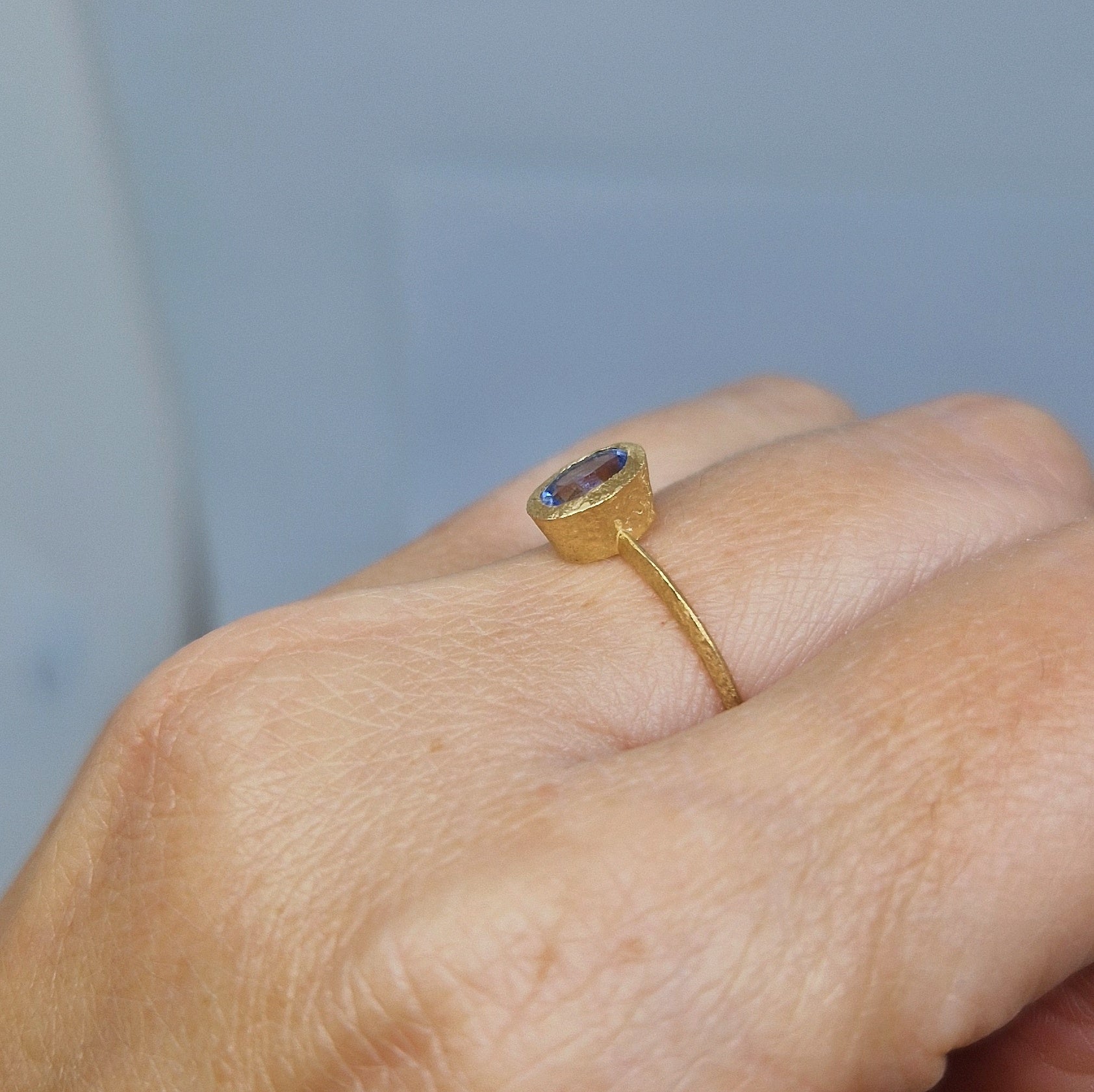 Anello con zaffiro in oro giallo 18 kt