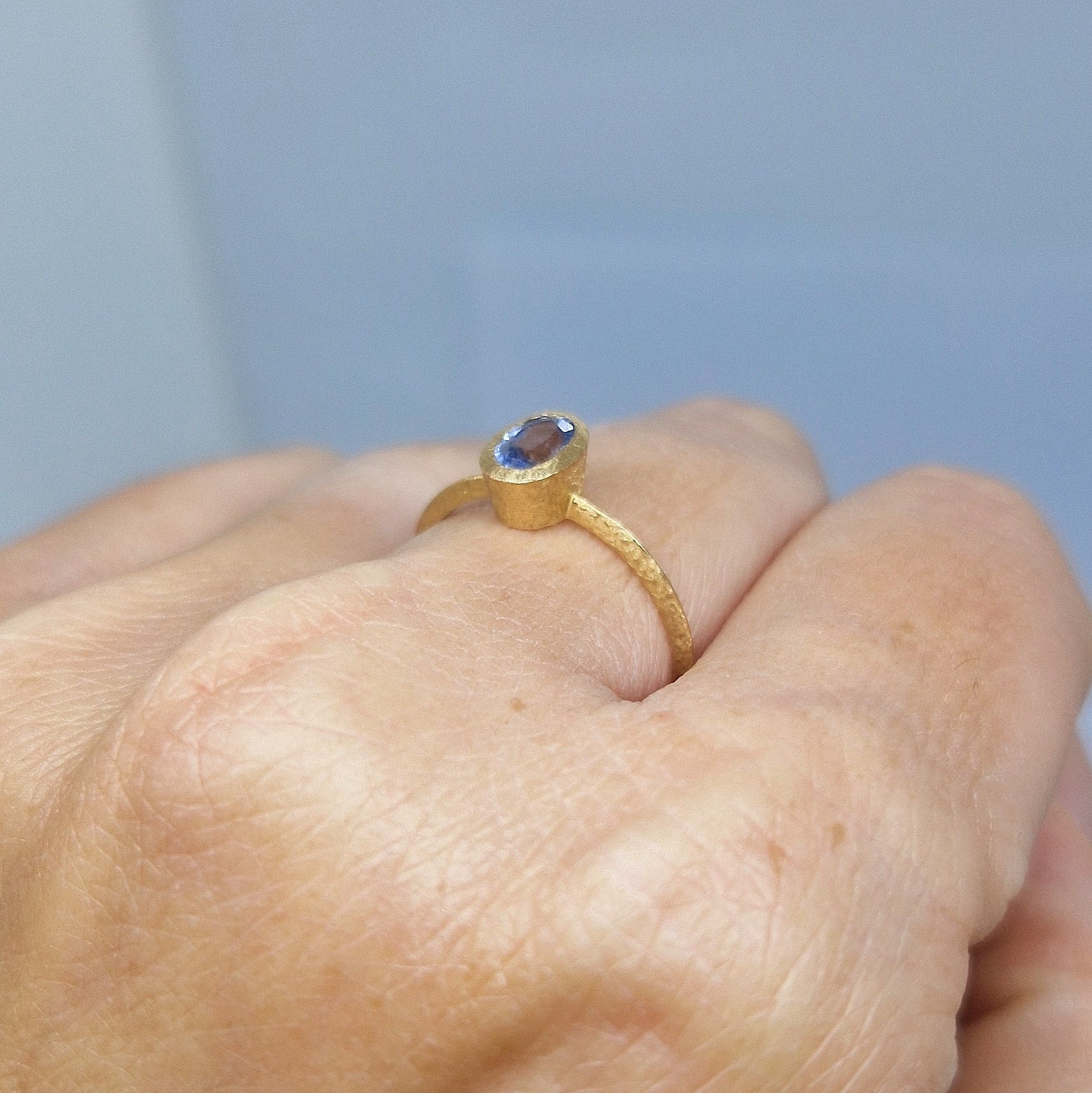 Anello con zaffiro in oro giallo 18 kt