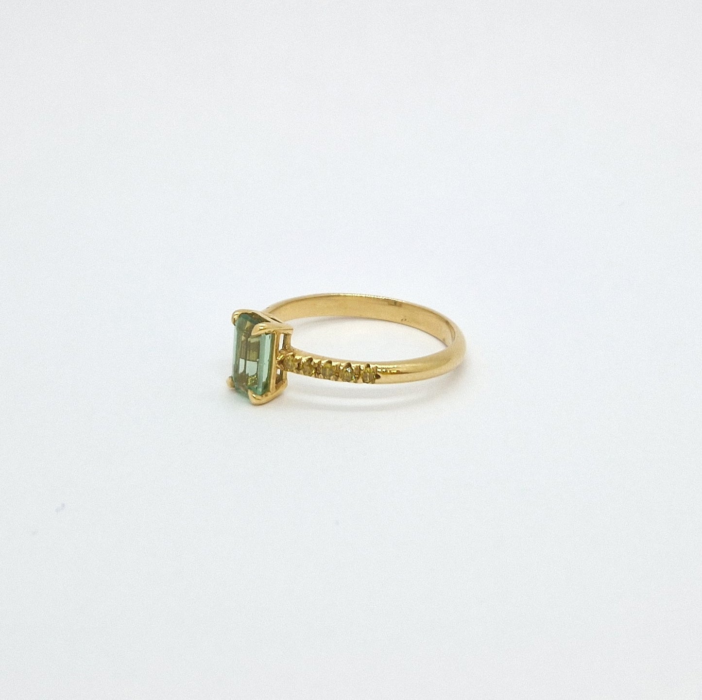 Anello con tormalina verde e diamanti gialli in oro giallo 18 kt