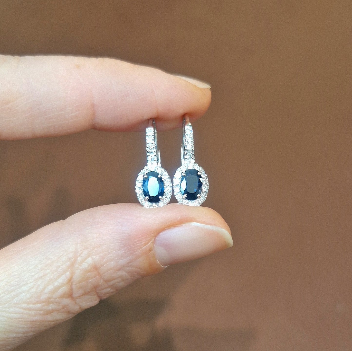 Orecchini con zaffiri in oro bianco e diamanti