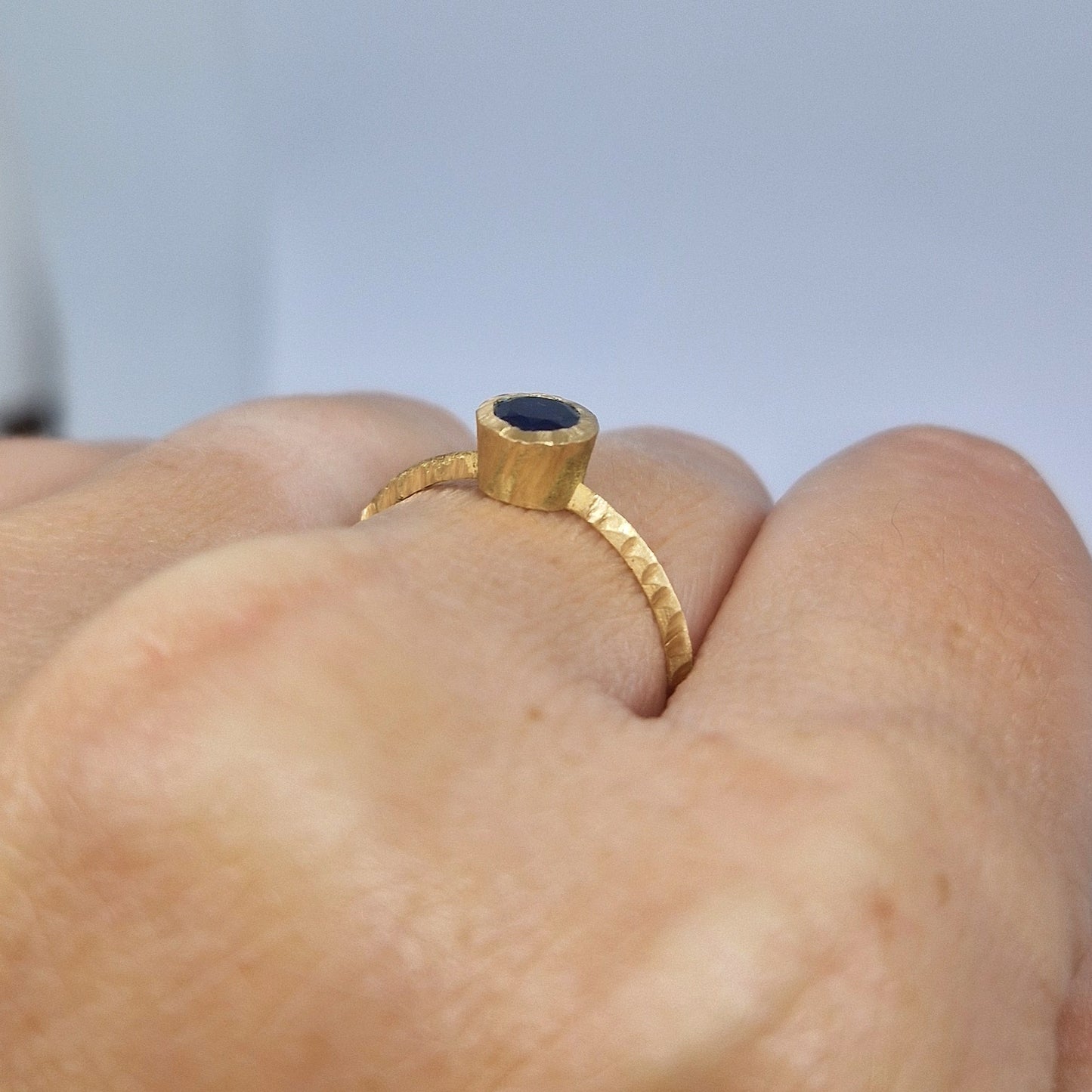 Anello con zaffiro blu in oro giallo 18 kt