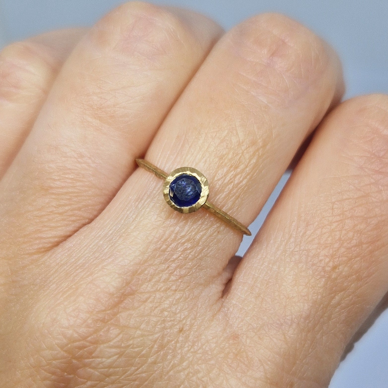 Anello con zaffiro blu in oro giallo 18 kt