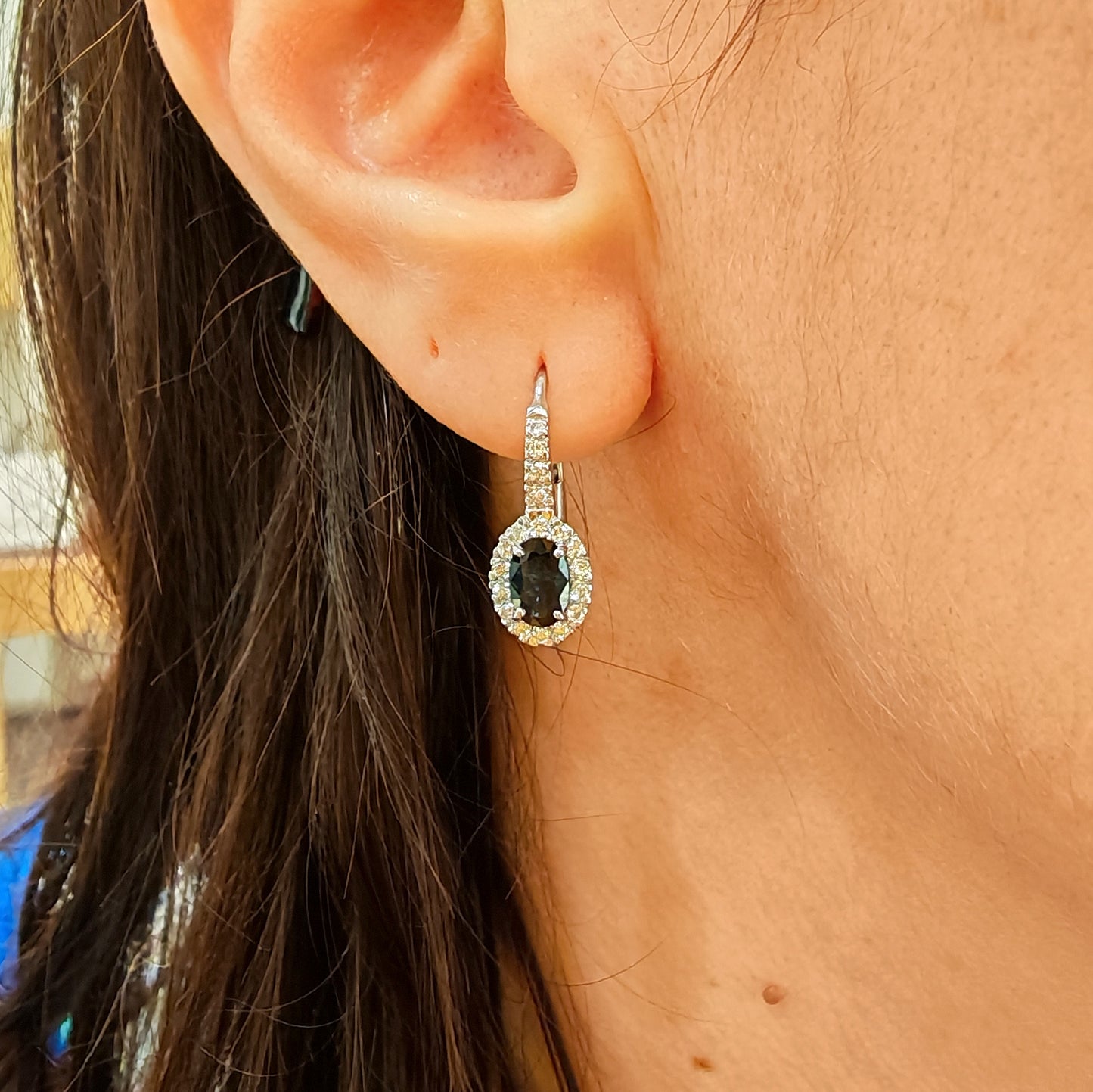 Orecchini in oro bianco 18 kt con zaffiri e diamanti