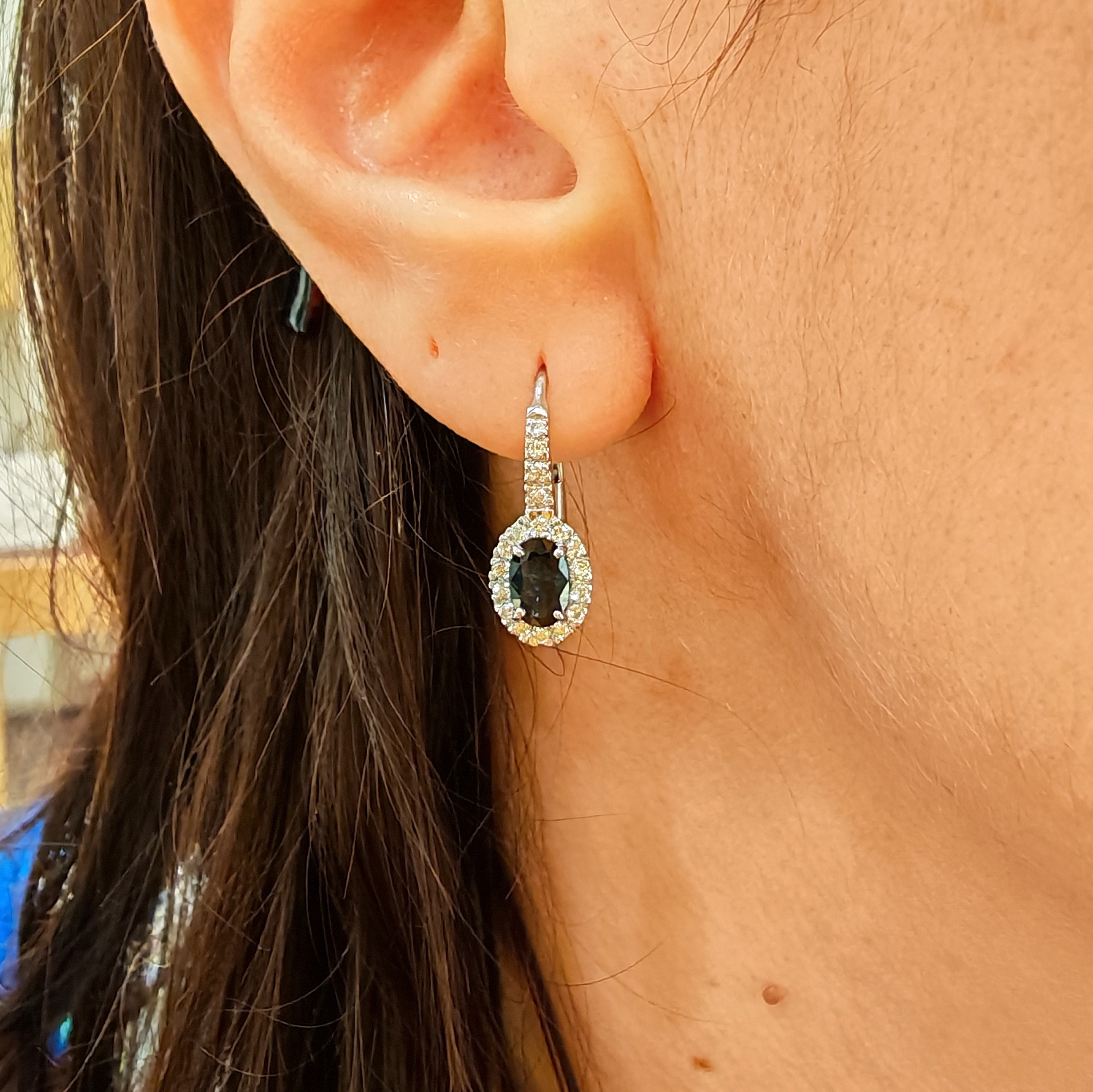 Orecchini in oro bianco 18 kt con zaffiri e diamanti