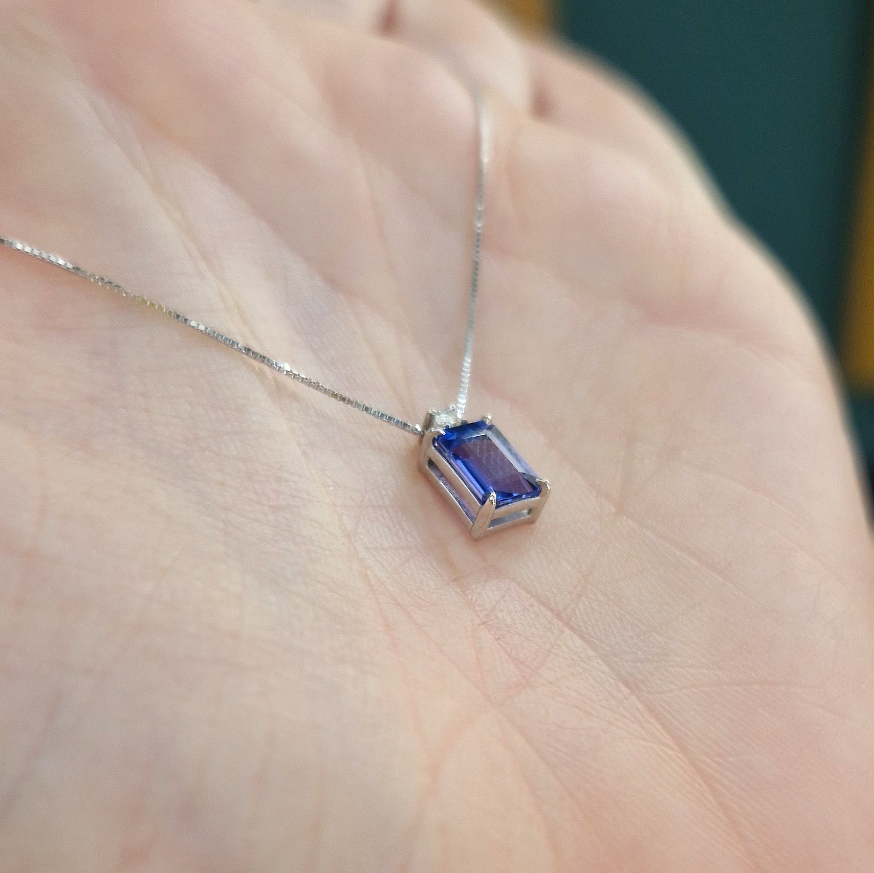 Collana con tanzanite e diamante in oro bianco 18 kt