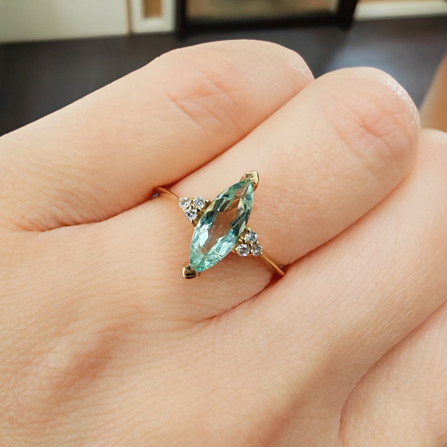 Anello con berillo verde in oro giallo 18kt e diamanti