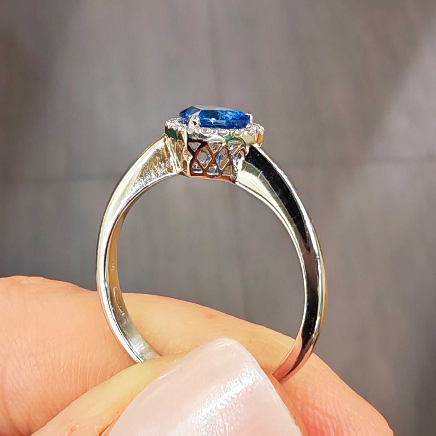 Anello con zaffiro a cuore e diamanti in oro bianco 18 kt