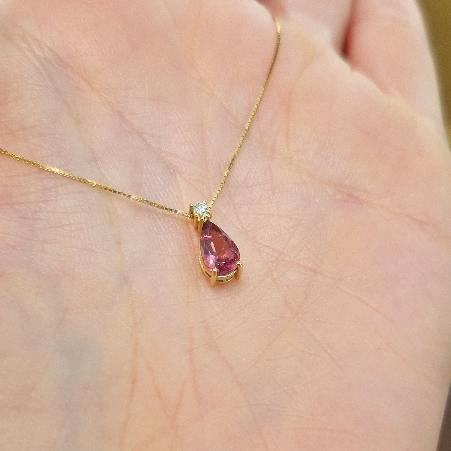 Collana con tormalina rosa a goccia in oro giallo 18 kt