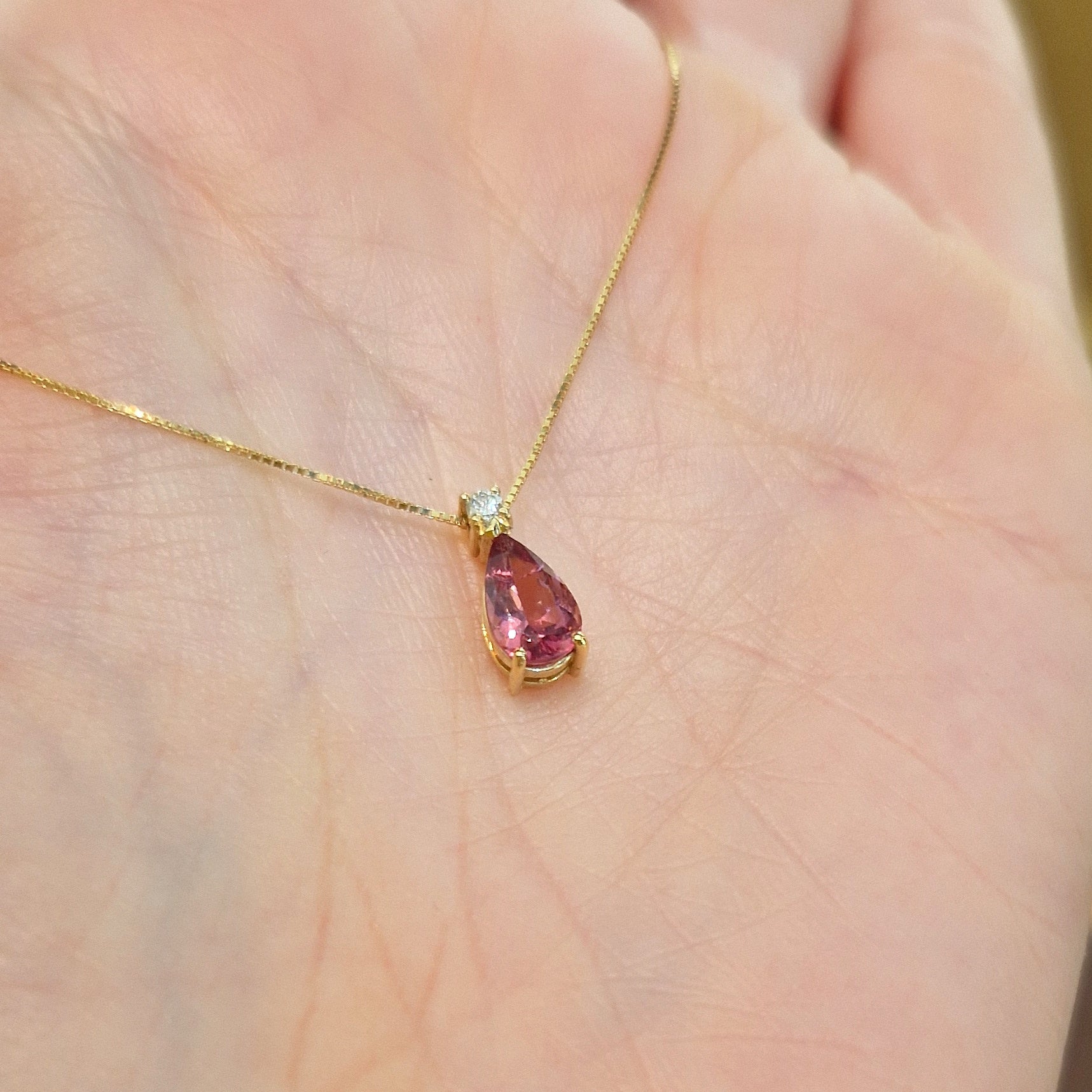 Collana con tormalina rosa a goccia in oro giallo 18 kt