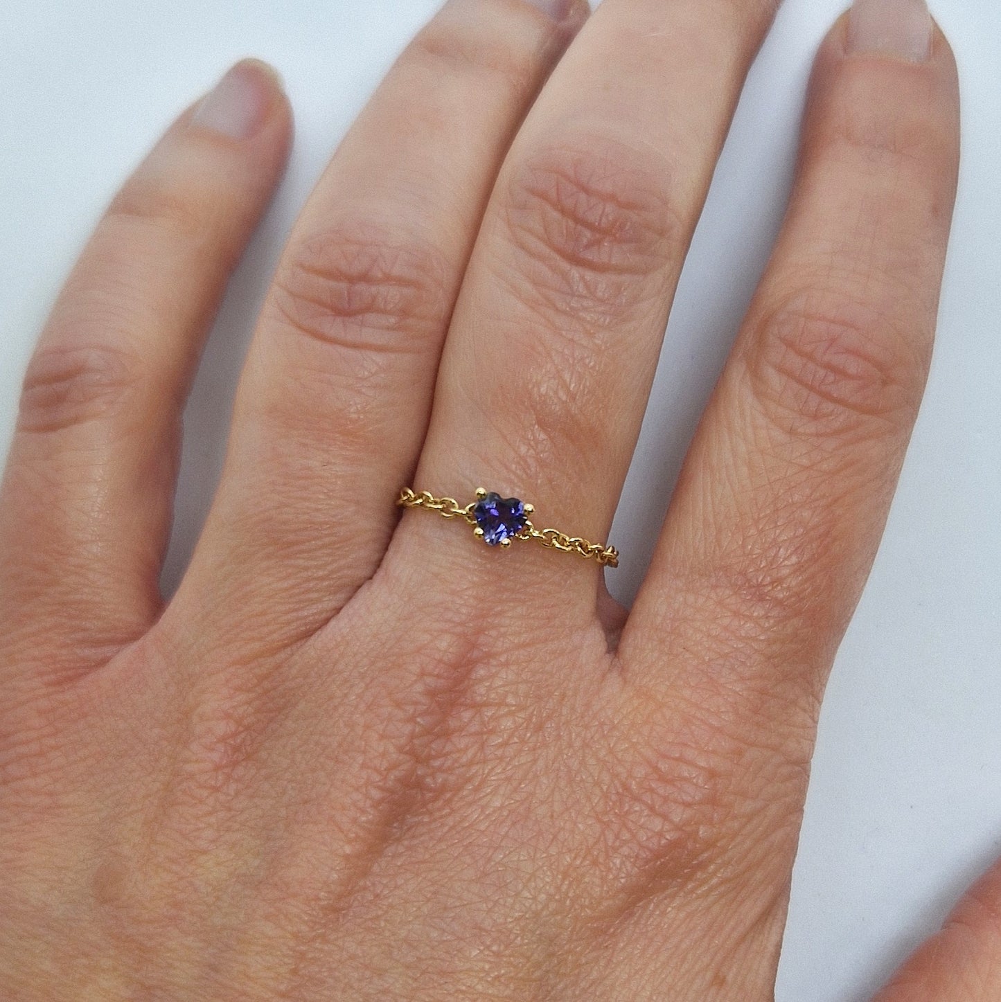 Anello con catena roló morbida in oro giallo 18 kt e iolite