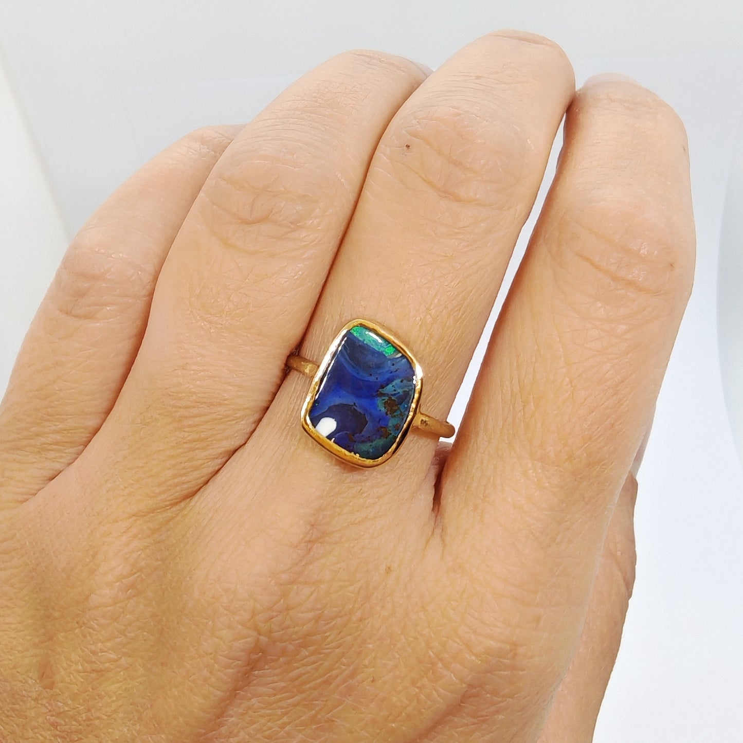 Anello con opale boulder in oro giallo 18 kt
