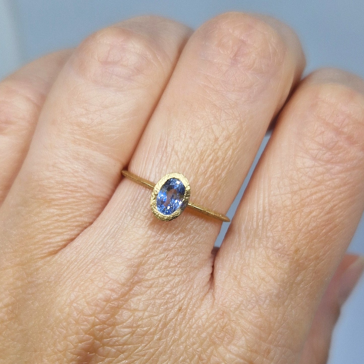 Anello con zaffiro in oro giallo 18 kt