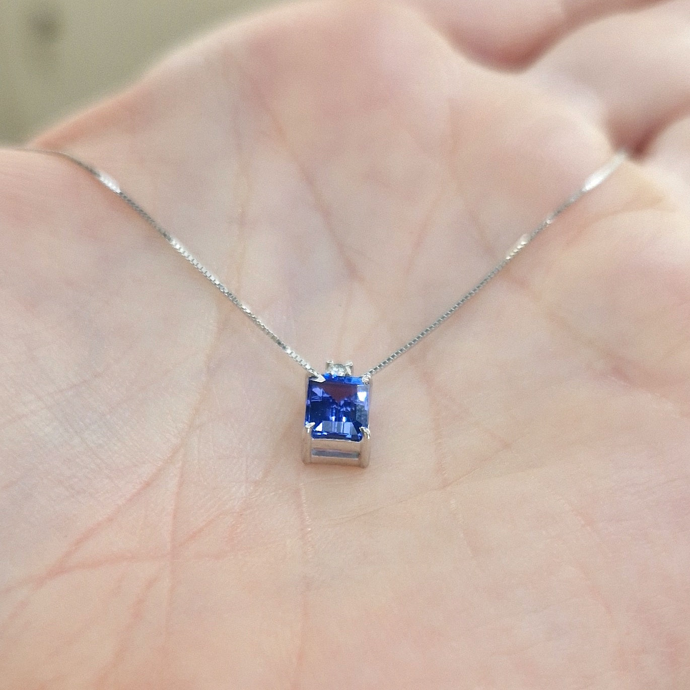 Collana con tanzanite e diamante in oro bianco 18 kt