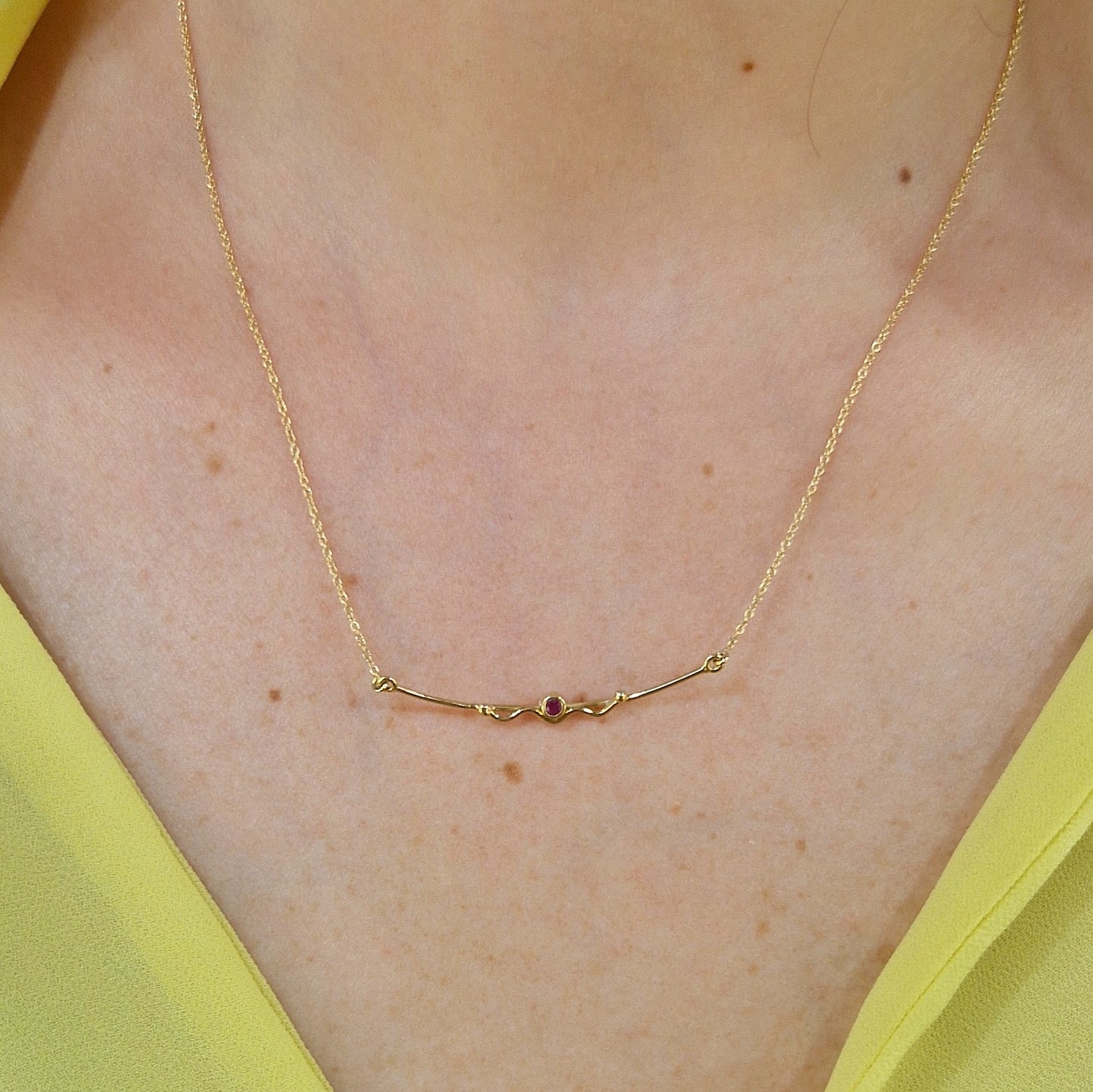 Collana con rubino in oro giallo 18 kt