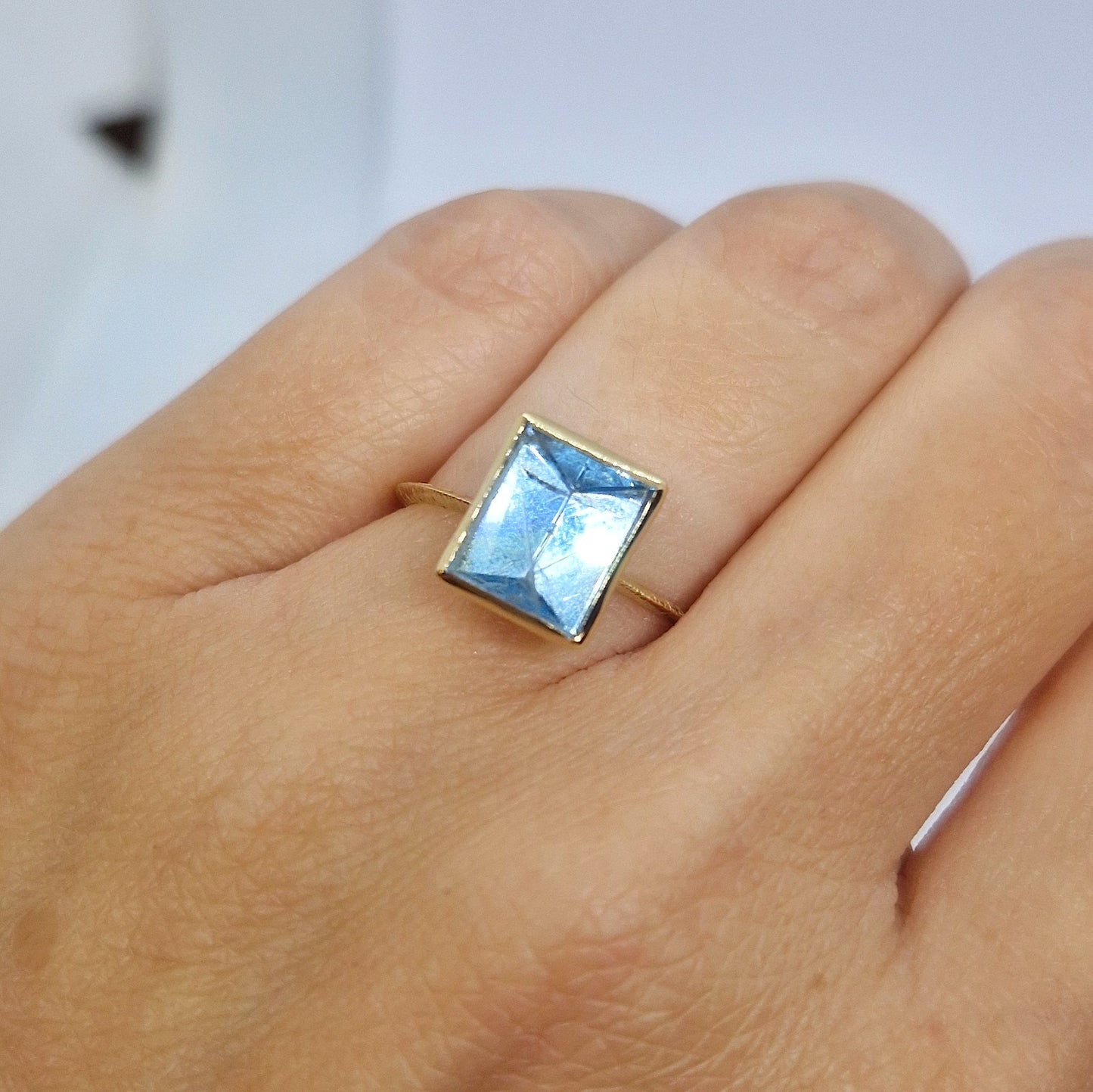 Anello con acquamarina rettangola in oro giallo 18 kt