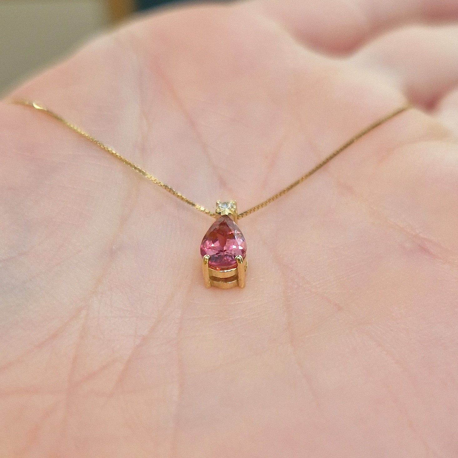 Collana con tormalina rosa a goccia in oro giallo 18 kt