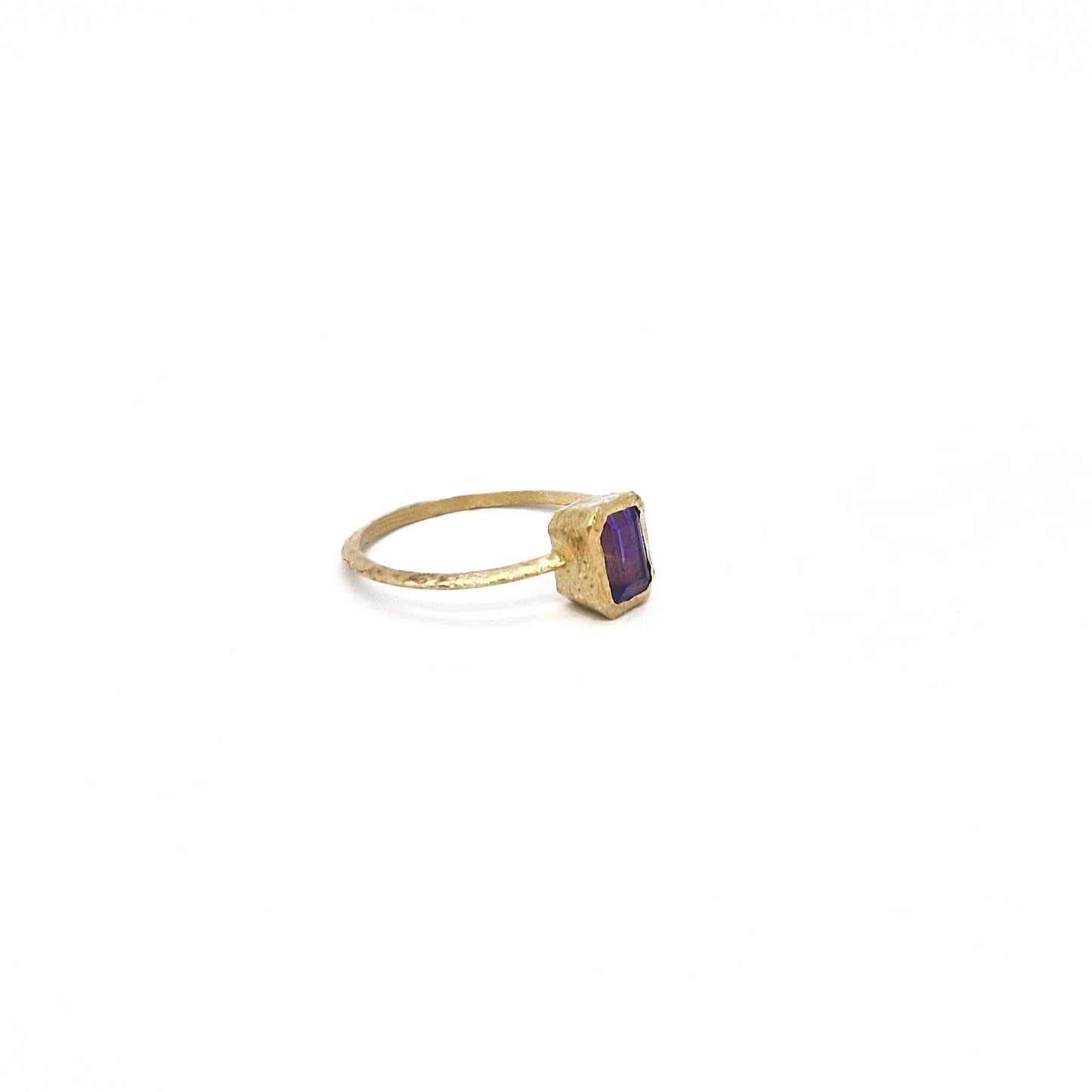 Anello con ametista in oro giallo 18 kt