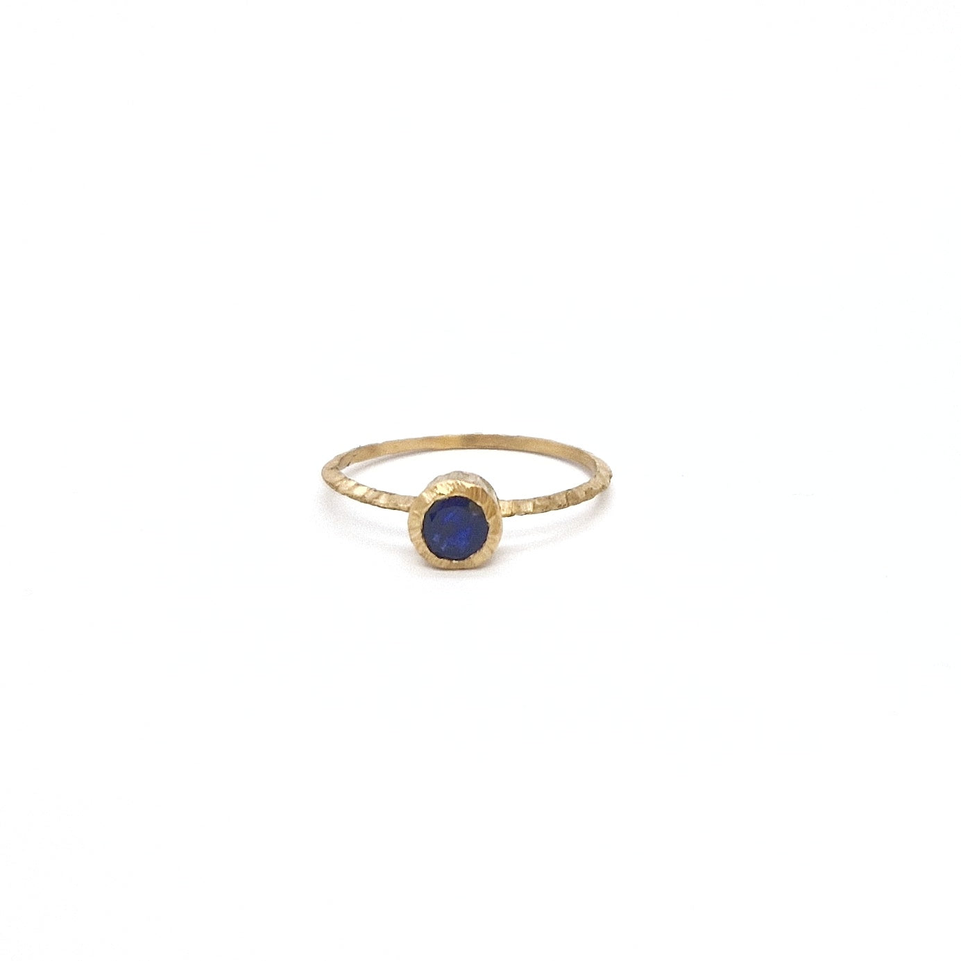 Anello con zaffiro blu in oro giallo 18 kt