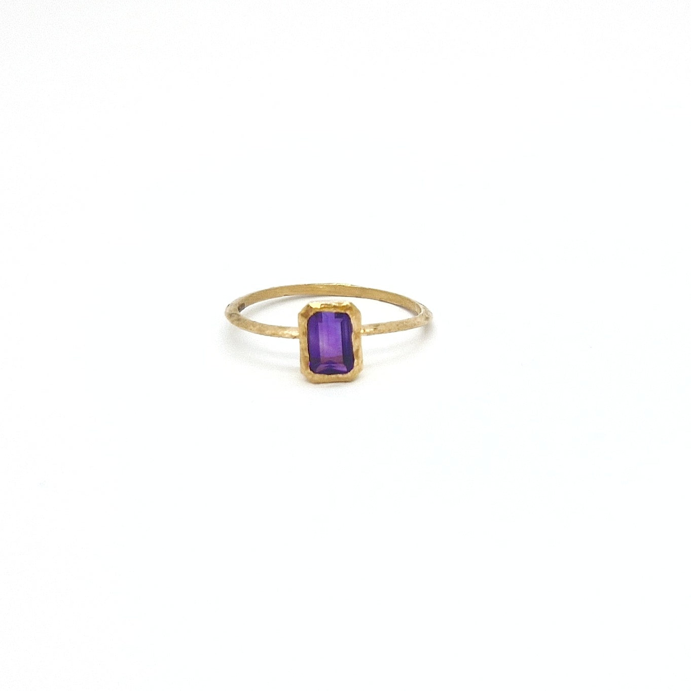 Anello con ametista in oro giallo 18 kt