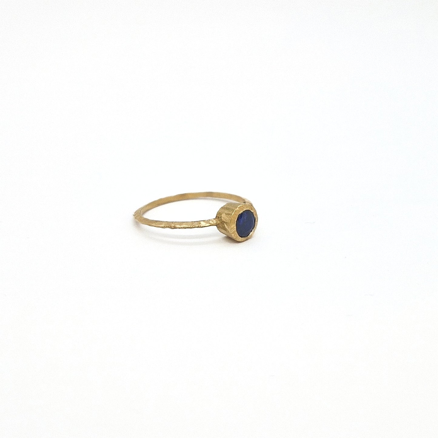 Anello con zaffiro blu in oro giallo 18 kt