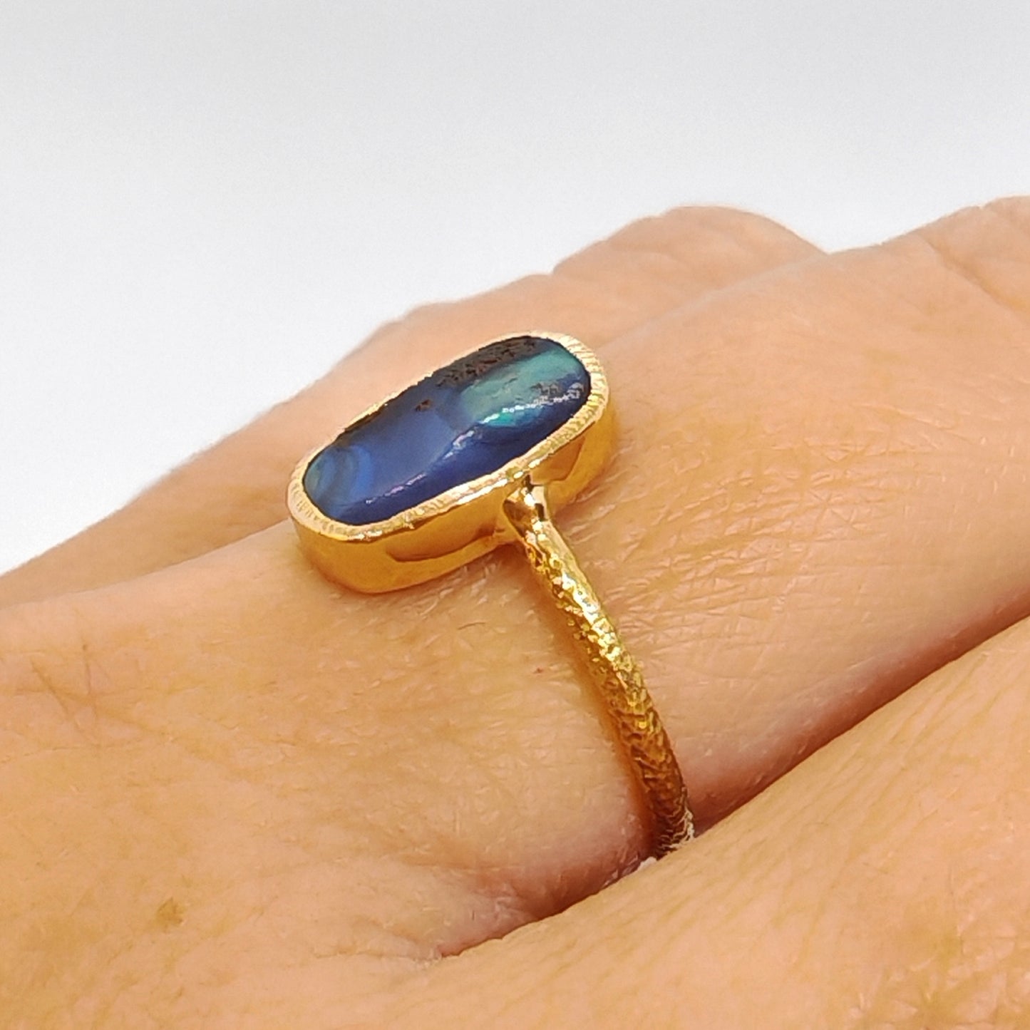 Anello con opale boulder in oro giallo 18 kt